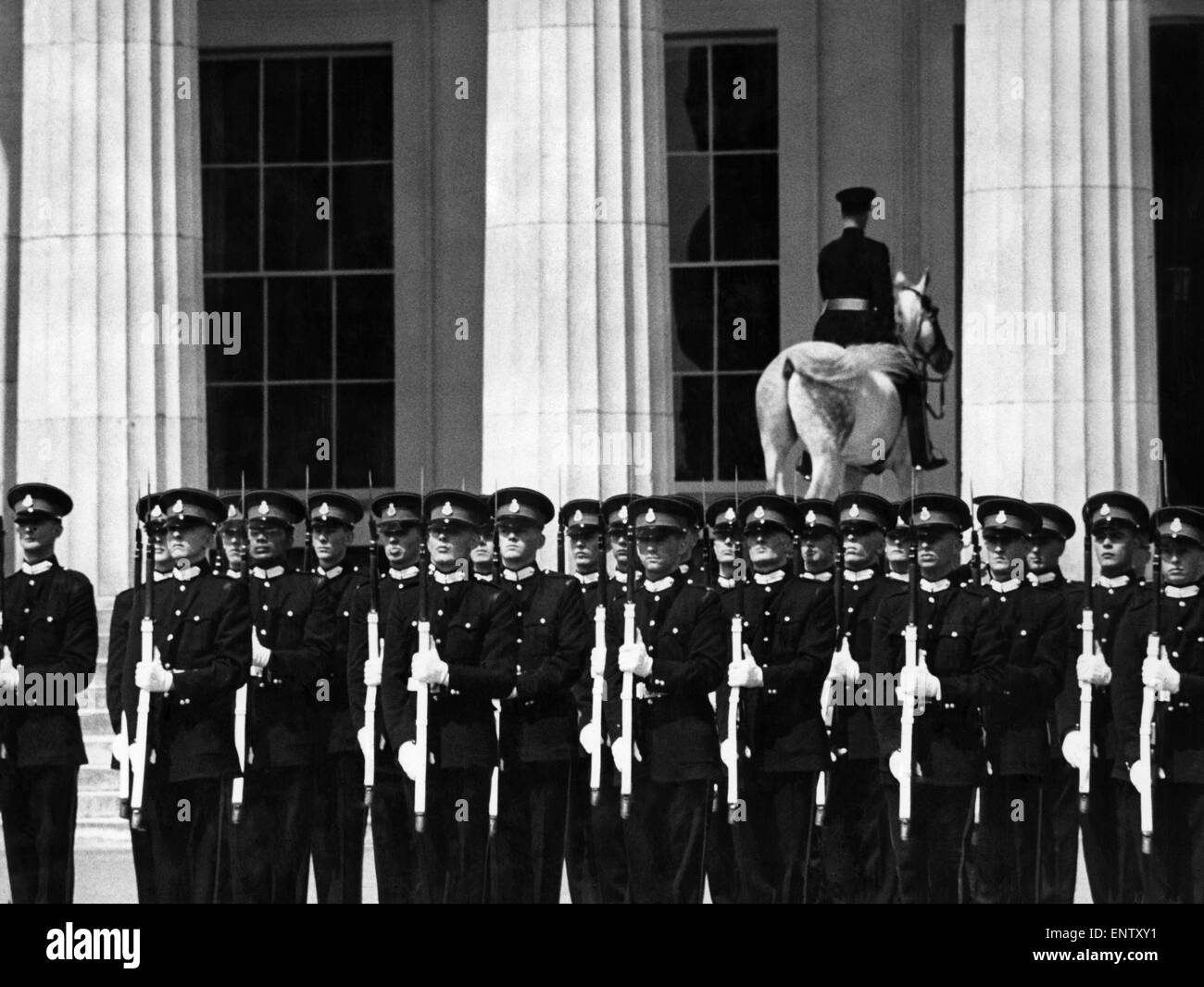 Le défilé du souverain à la fin de chaque terme marque l'évanouissement de Sandhurst des élèves-officiers qui ont suivi le cours de mise en service au cours de la cérémonie, le sabre d'honneur, l'Épée d'outre-mer et la Médaille de la reine sont attribuées par le représentant du souverain au top Les élèves-officiers. Le défilé se termine traditionnellement avec l'Adjudant équitation son cheval monter les marches de l'ancien collège comme il suit les élèves-officiers diplômés par la grande entrée. Vers 1965 Banque D'Images
