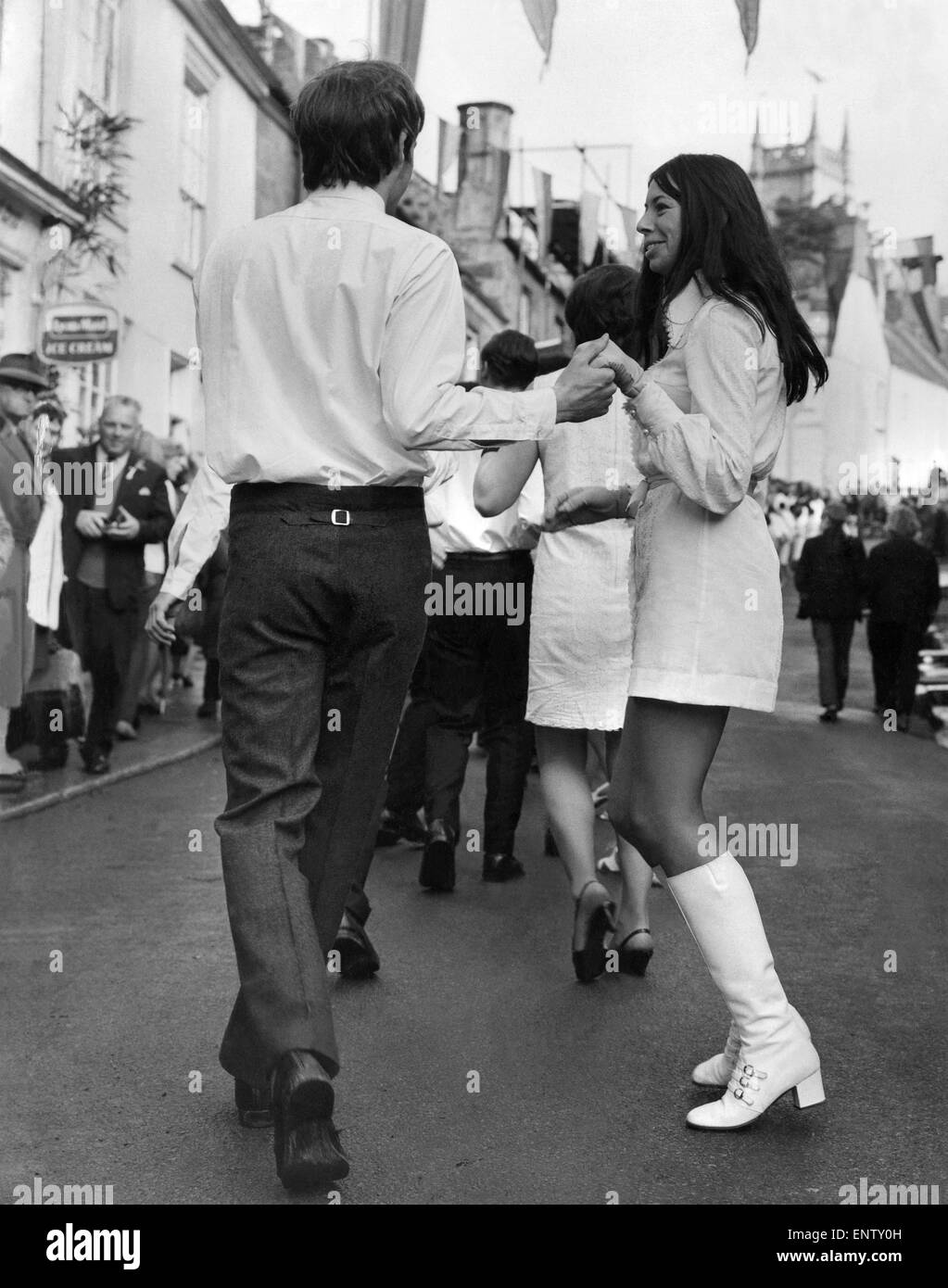 L'Helston Cornwall) à la danse (danseurs dans chacune des diverses danses sautées à environ trois milles à travers toutes les rues principales de la ville. Mai 1969 P029103 Banque D'Images