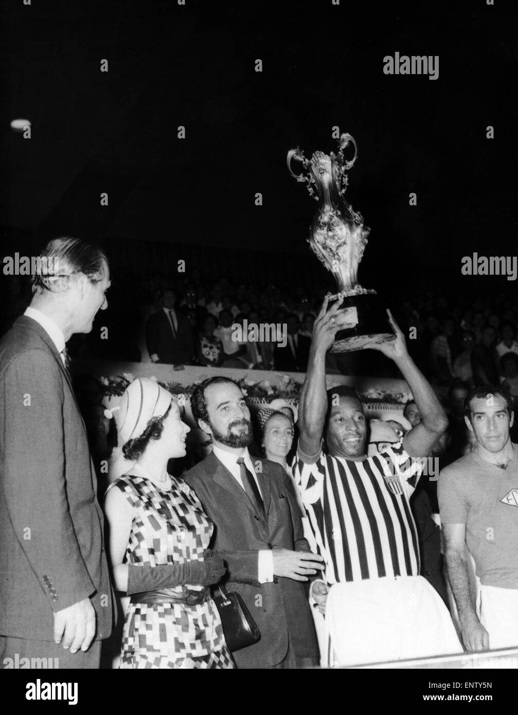 La Reine et le duc d'Édimbourg avec pelé la légende du football au stade Maracana à Rio de Janeiro. 13 novembre 1968. Banque D'Images