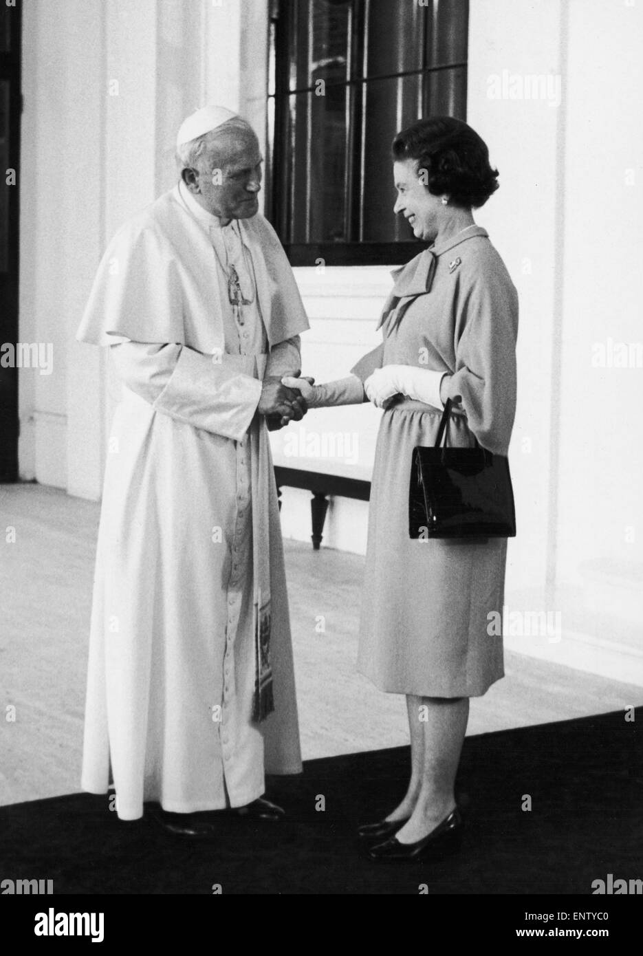 Le Pape en Grande-Bretagne. Le Pape Jean Paul accueille la reine Elizabeth II. 1er juin 1982. Banque D'Images