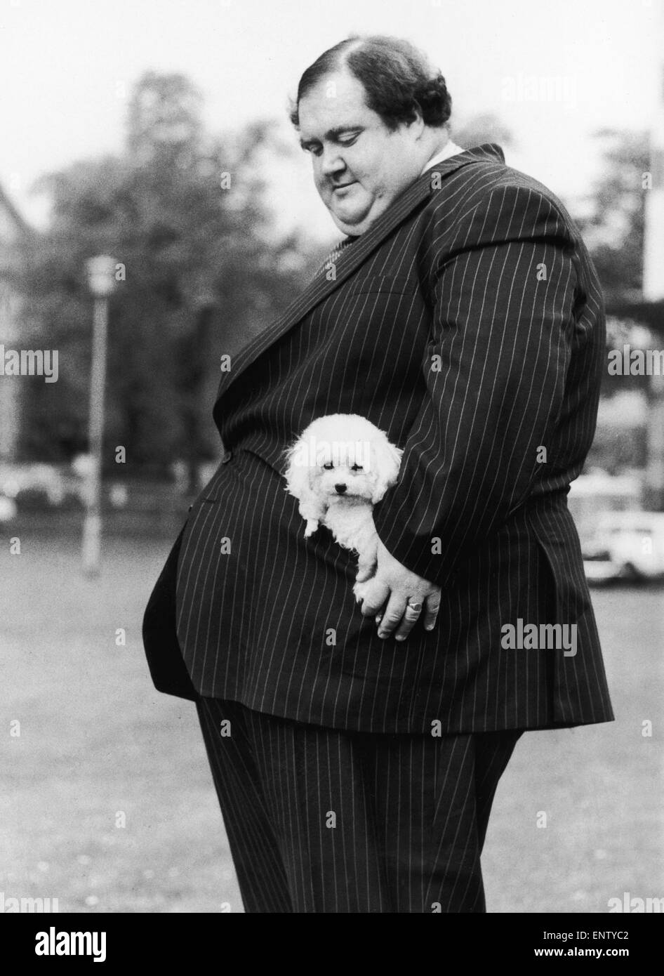 Pierre 28 Colin Taylor et son caniche Tiny Tina dans sa poche, allez vous promener dans Streatham, Londres. 7 juin 1978. Banque D'Images