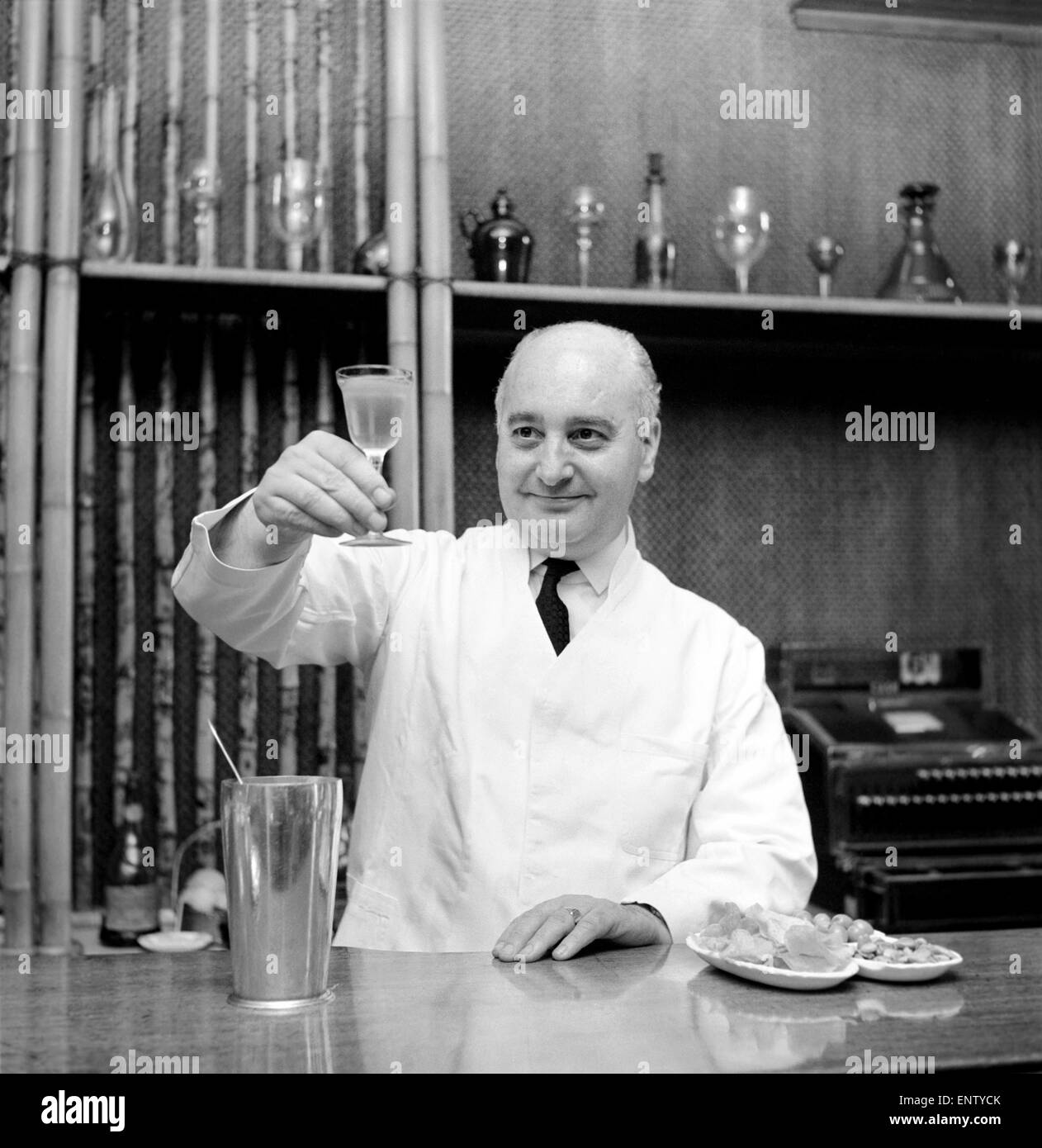 Joe Gilmore haut barman de l'hôtel Savoy à Londres qu'on voit ici la préparation de cocktails. 1970 Banque D'Images