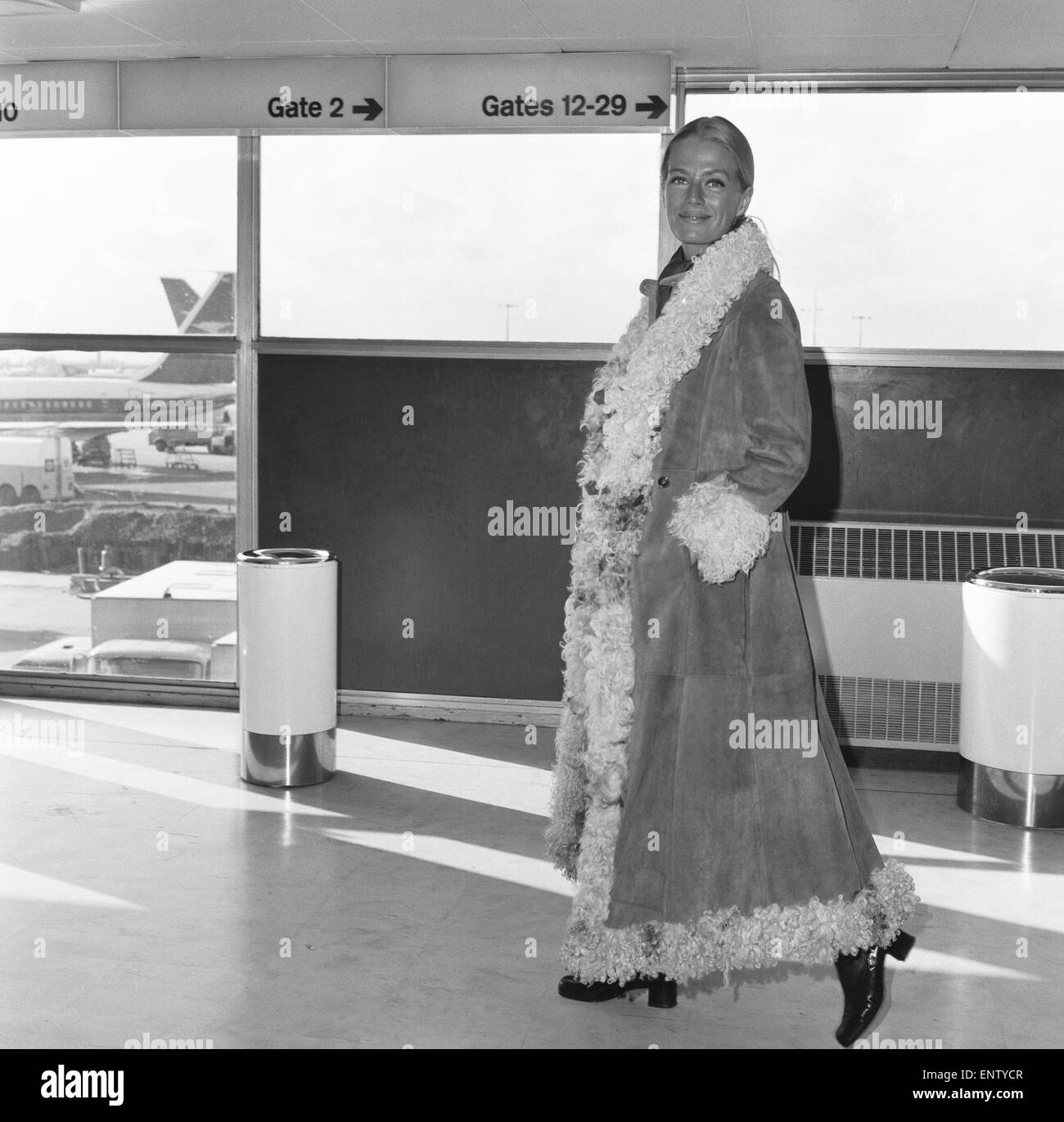 Singer Nina ( Nina, la Baronne van Pallandt ) vu ici à l'aéroport de Heathrow avant de partir pour New York pour l'audience de la Haute Cour concernant le Howard Hughes autobiographie affair 10e Février 1972 Banque D'Images