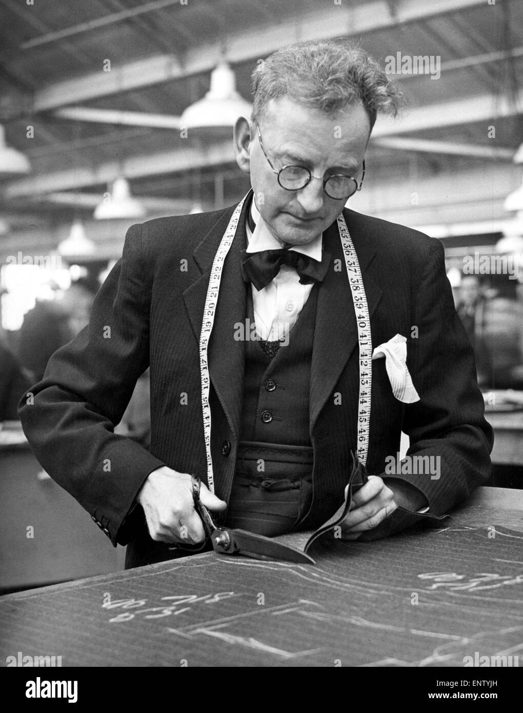 Tailleur, occupé au travail dans son atelier, 18 mars 1947. Banque D'Images