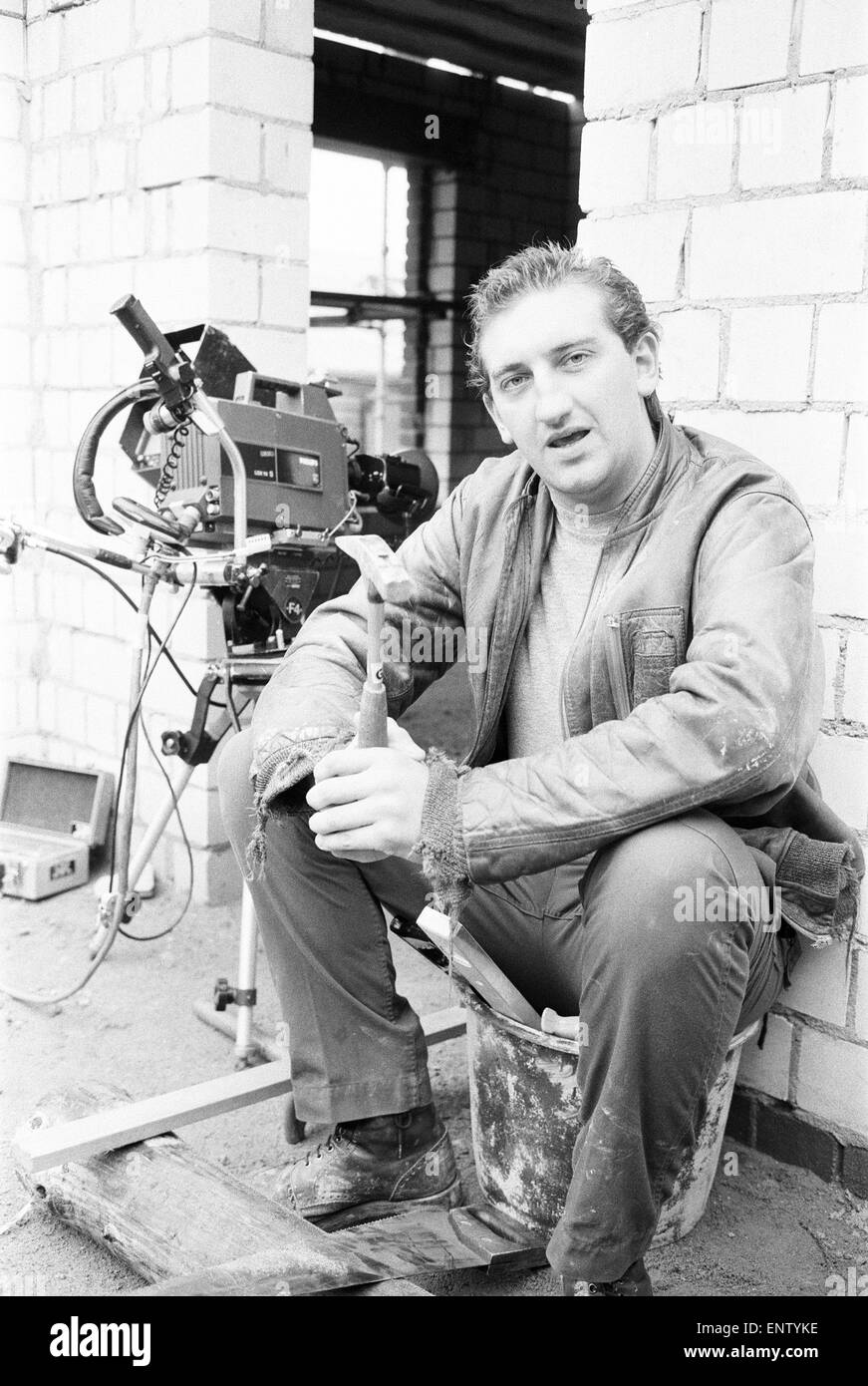 Acteur Jimmy Nail, Auf Wiedersehen Pet, émission télévisée, filmée aux studios Elstree de Central TV, octobre 1982. La série comique parle d'une équipe de briqueteurs britanniques travaillant en Allemagne. Banque D'Images
