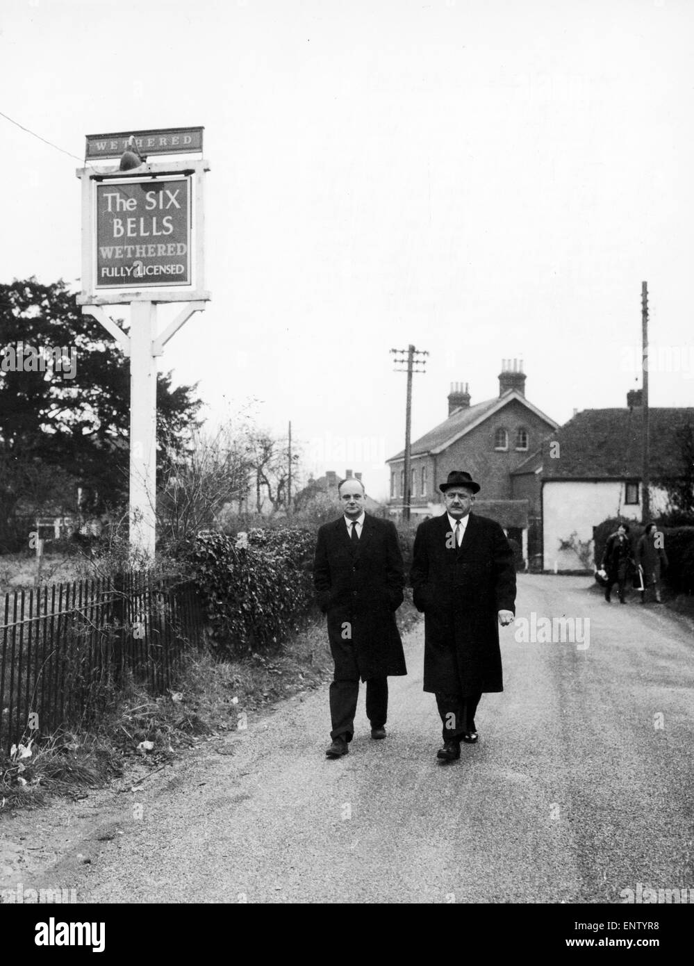 Enquête policière sur le meurtre de 17 ans nounou Yolande Waddington, qui a été retrouvé étranglé à Beenham, Berkshire, en octobre 1966. Yolande avait été poignardé et étranglée. Les 200 hommes et garçons âgés entre 16 et 50 ans qui vivent dans la région de Beenham ont été invités à faire du bénévolat des échantillons de leur sang. Sur la photo : Le surintendant-détective Lawson et Surintendant vierge marchant le long d'une rue à Beenham, 24 novembre 1966. Banque D'Images
