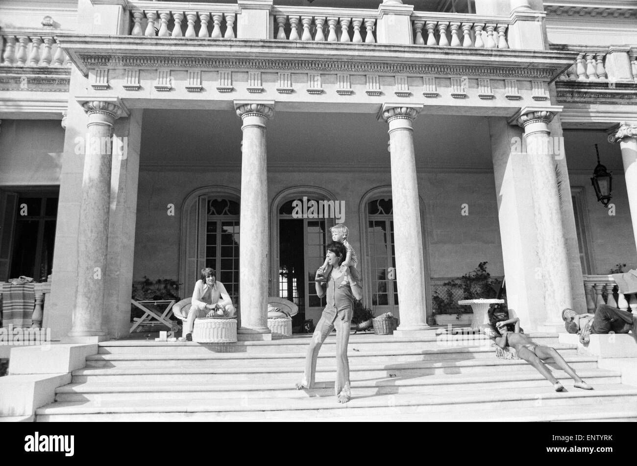Les Rolling Stones dans le sud de la France. 17 mai 1971. Keith Richards avec son fils Marlon dans sa maison Villa Nellcote, un 19e siècle seize prix manoir sur le bord de l'eau à Villefranche-sur-Mer. Les pierres a enregistré les éléments principaux de l'Exil sur la rue Main dans le sous-sol de la maison. 17 mai 1971. Banque D'Images