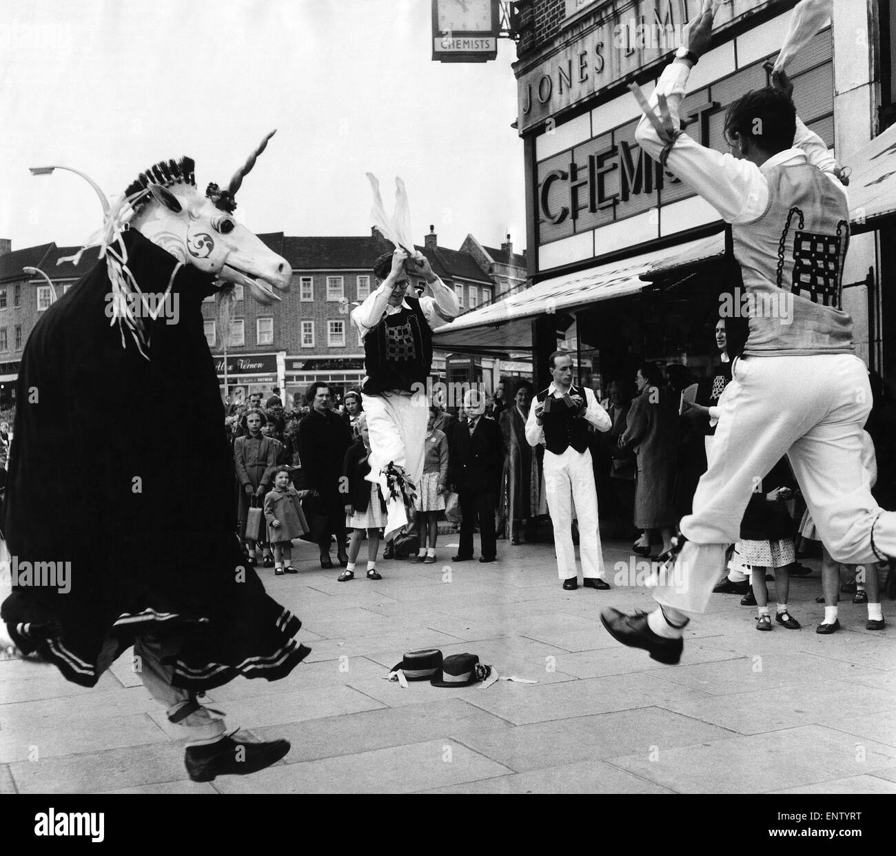 Le Westminster Morris men effectuant leur danse, pas sur la place du village mais dans un centre commercial en banlieue. 20 Juin 1955 Banque D'Images