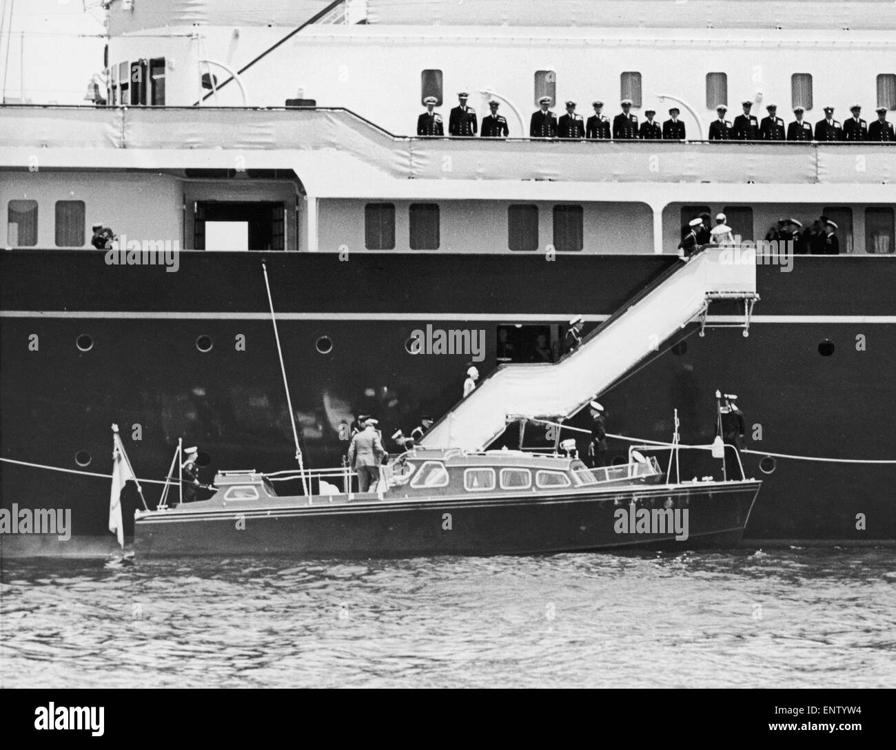 La Reine rencontre ses enfants à Tobrouk à bord Brittania après 158 jours d'intervalle. 2e mai 1954. Banque D'Images