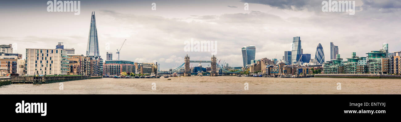 Vue en direction de Tower Bridge le long de la rivière Thames, à partir de l'Est de Londres. Banque D'Images