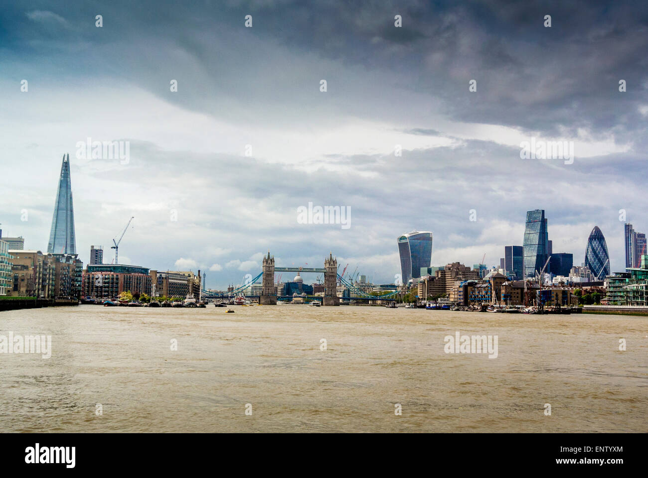 Vue en direction de Tower Bridge le long de la rivière Thames, à partir de l'Est de Londres. Banque D'Images