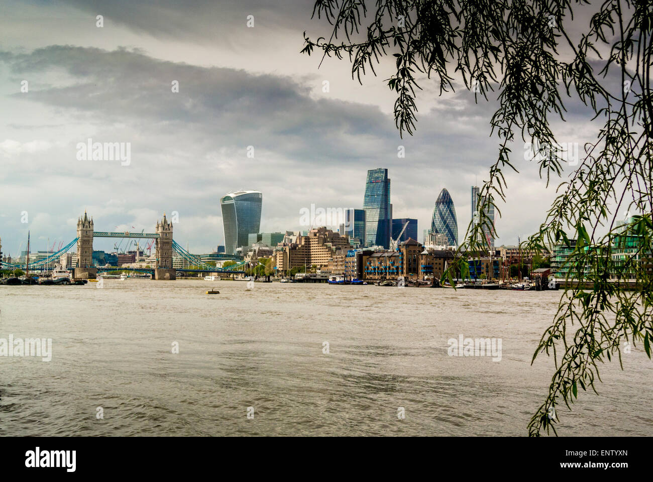 Vue en direction de Tower Bridge le long de la rivière Thames, à partir de l'Est de Londres. Banque D'Images