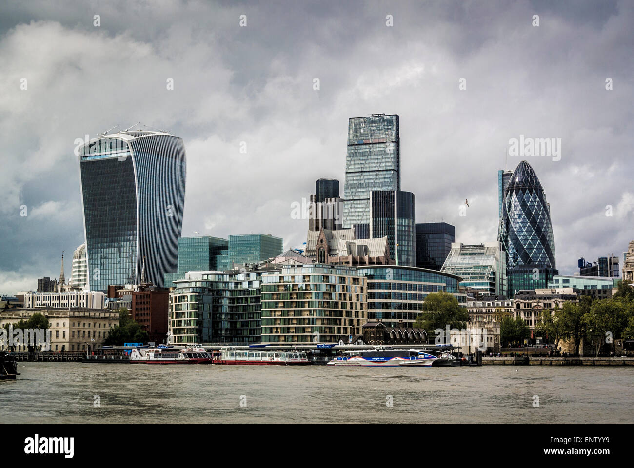Le Gherkin, cheesegrater et bâtiment Walkie-Talkie vu de côté sud de la Tamise à Tower Bridge Banque D'Images