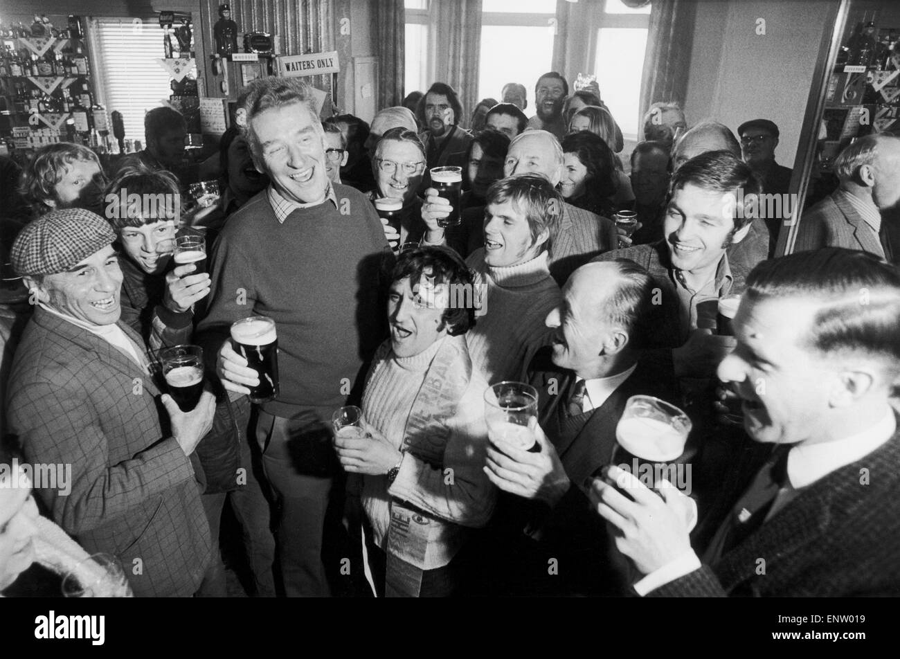 Donald 'Ginger' McCain, l'entraîneur du cheval célèbre Rhum rouge sur la photo, la célébration au bar après la victoire de rhum rouge dans le Grand National à Aintree Race, la première de ses trois victoires. Le 31 mars 1973. Banque D'Images