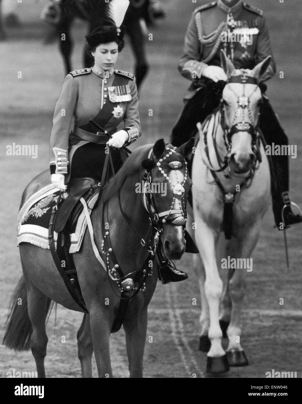 La Reine la parade la couleur à Horse Guards Parade. 11 juin 1953. Banque D'Images