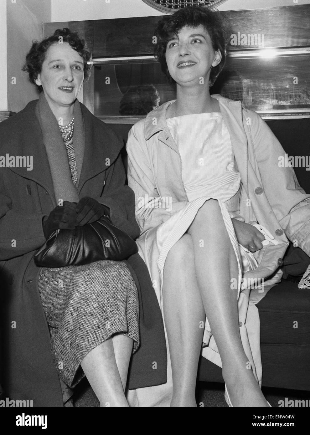 Dramaturge anglais Shelagh Delaney avec sa mère sur la première nuit de sa pièce '' un goût de miel au Wyndham's Theatre dans le West End de Londres. 10 février 1959. Banque D'Images