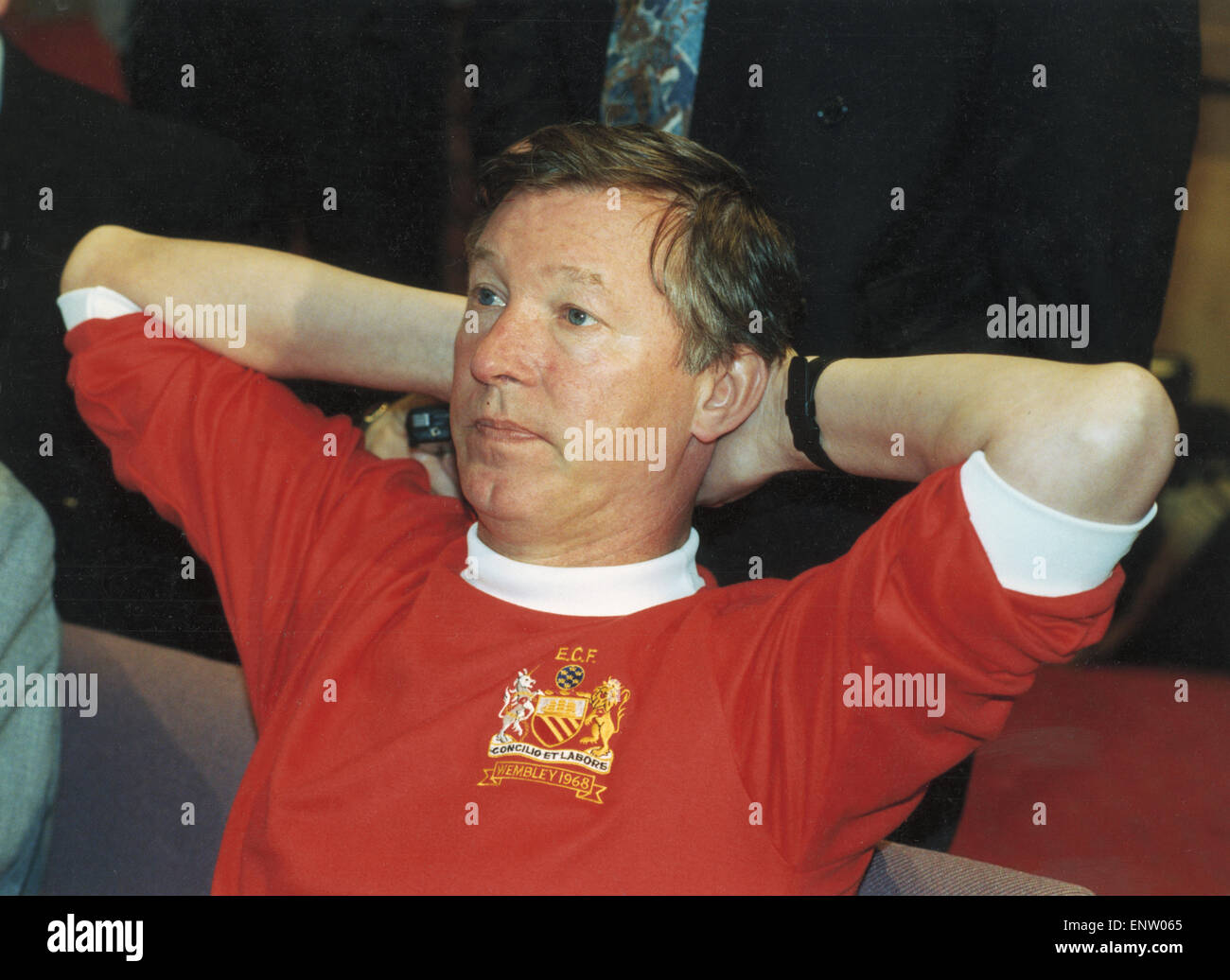 Manager de Manchester United Alex Ferguson portant un t-shirt Finale Coupe d'Europe 1968 pour une conférence de presse. Circa 1991. Banque D'Images