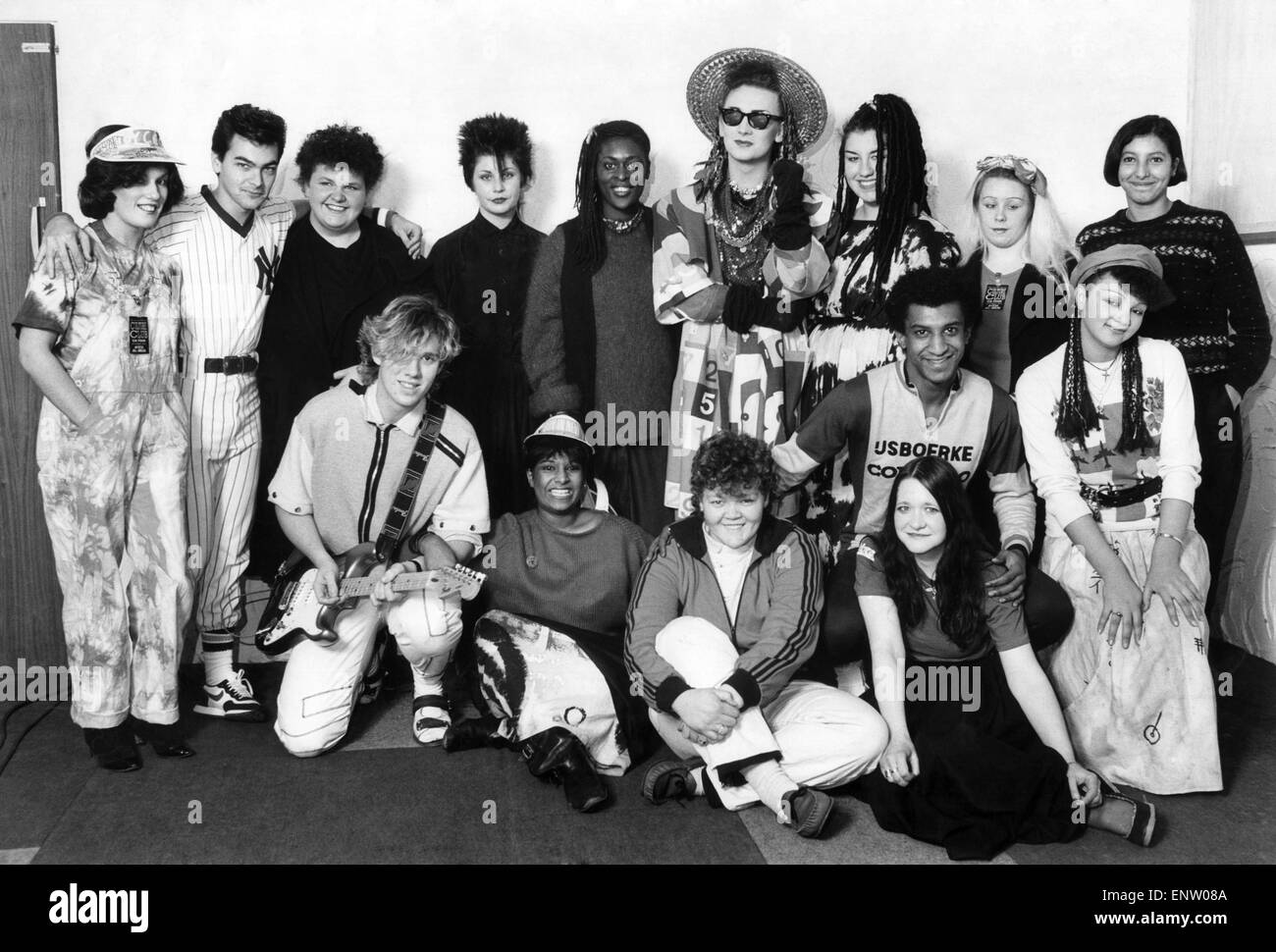 Boy George et son groupe Culture Club avec la pose avec des fans de sexe féminin. 17 décembre 1983. Banque D'Images