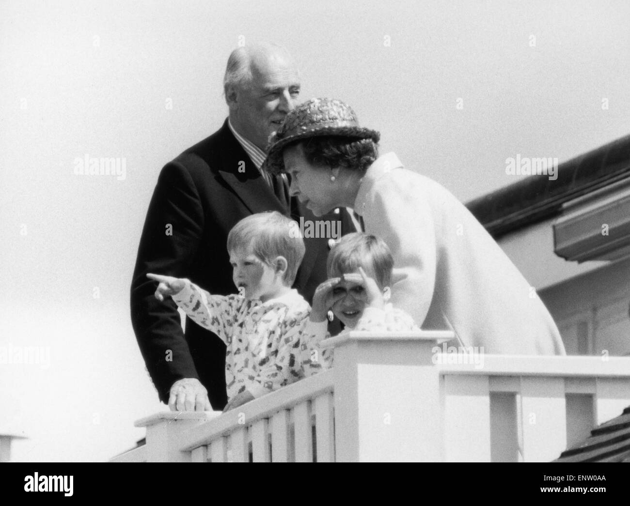 La Reine avec le prince William et Harry à Windsor Great Park. 15 juin 1987. Banque D'Images