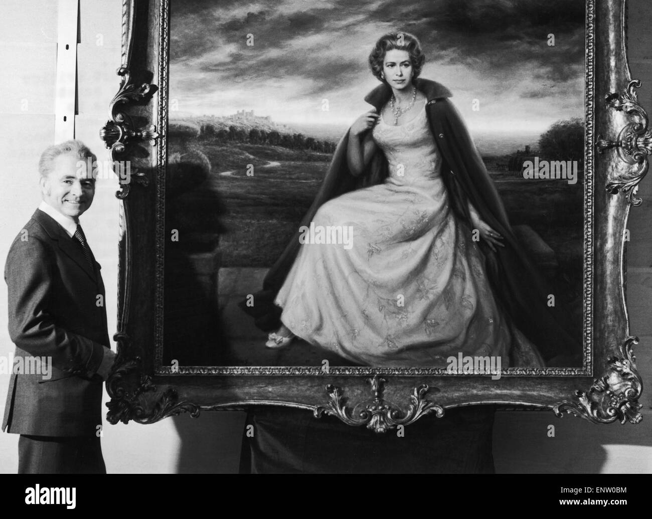 Un portrait de la reine Elizabeth II avec l'artiste Joe King. 25 janvier 1972. Banque D'Images