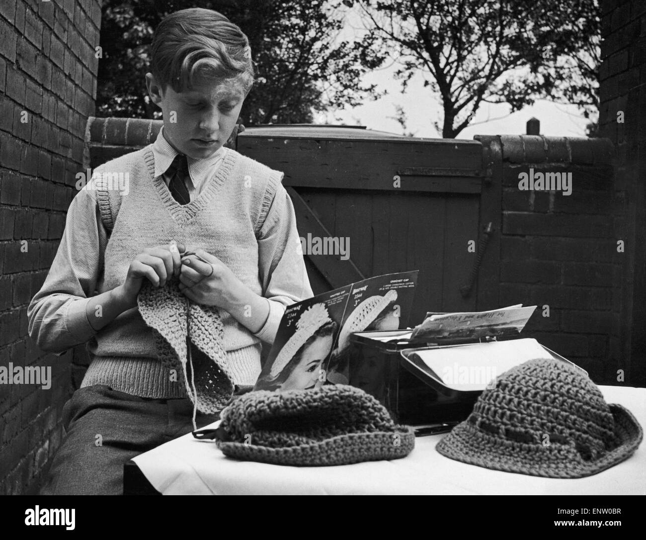 Individualitist Billie Selwood, un écolier de 12 ans ne sera pas passer ses vacances d'été à l'une des professions de gamin habituel. Il n'aime pas le football ou le cricket mais est une main à dab travail artisanal. Billie qui vit dans le Yorkshire Wath a gagné beaucoup d'argent de poche qui vient dans son passe-temps utile au moment de Noël. Notre photo montre : Billie au travail sur l'une de ses montres d'une demi-heure dans la cour arrière de sa maison. Banque D'Images