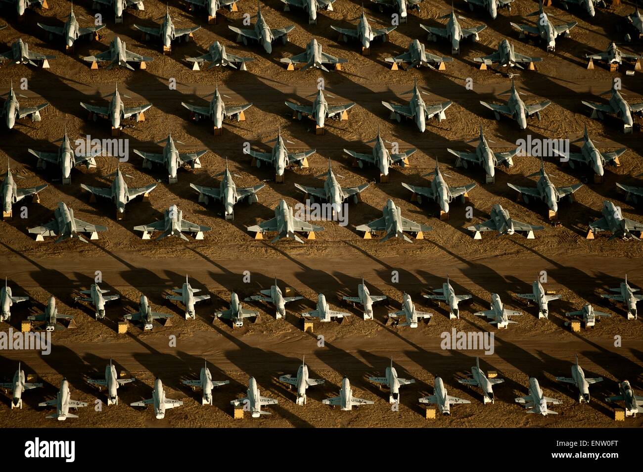 Une vue aérienne de retraités F-4 Phantoms et T-38 Serres pompiers garés à l'entretien et la régénération de l'aéronautique 309e groupe connu sous le Talon le 9 janvier 2013 à la base aérienne Davis-Monthan Air Force Base, en Arizona. Banque D'Images