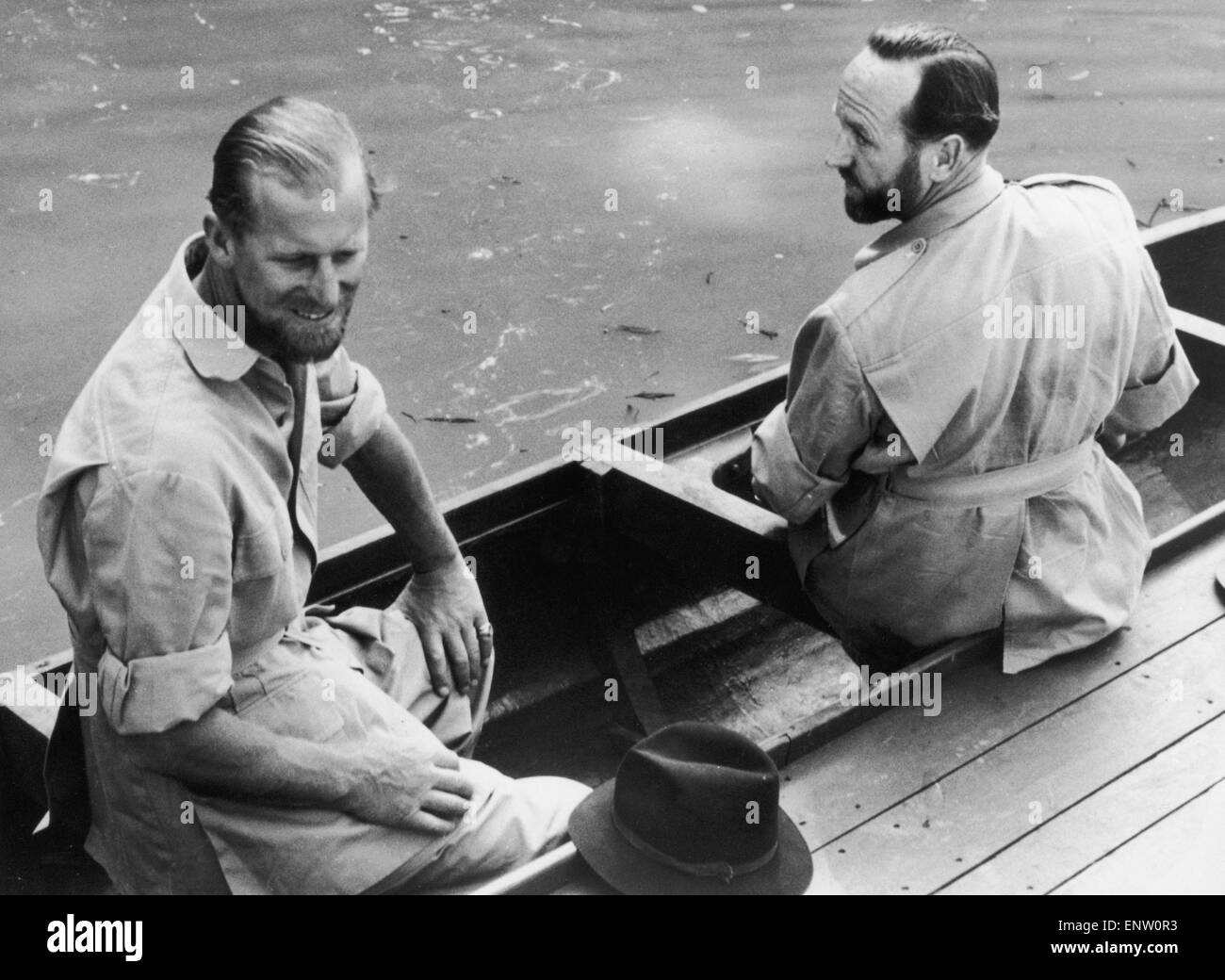Le duc d'Édimbourg et le lieutenant Parker dans un canot au cours de sa visite en Gambie. Feb 1957 5ème. Banque D'Images