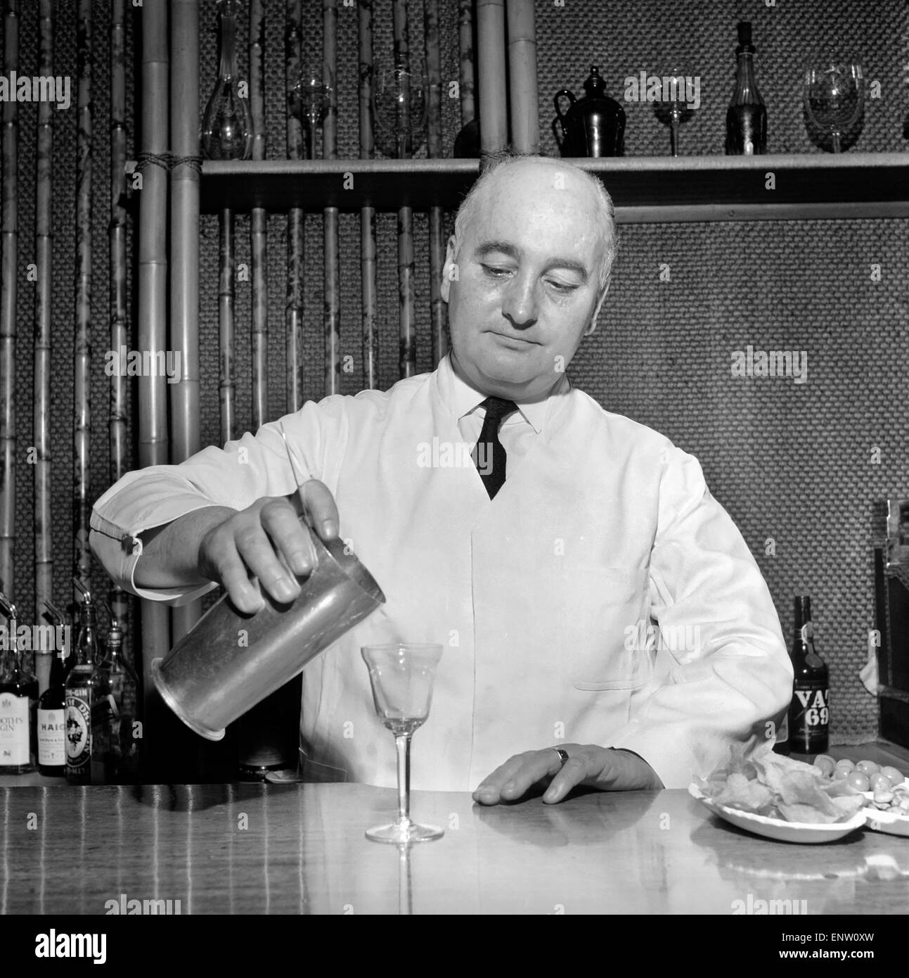 Joe Gilmore haut barman de l'hôtel Savoy à Londres qu'on voit ici la préparation de cocktails. 1970 Banque D'Images