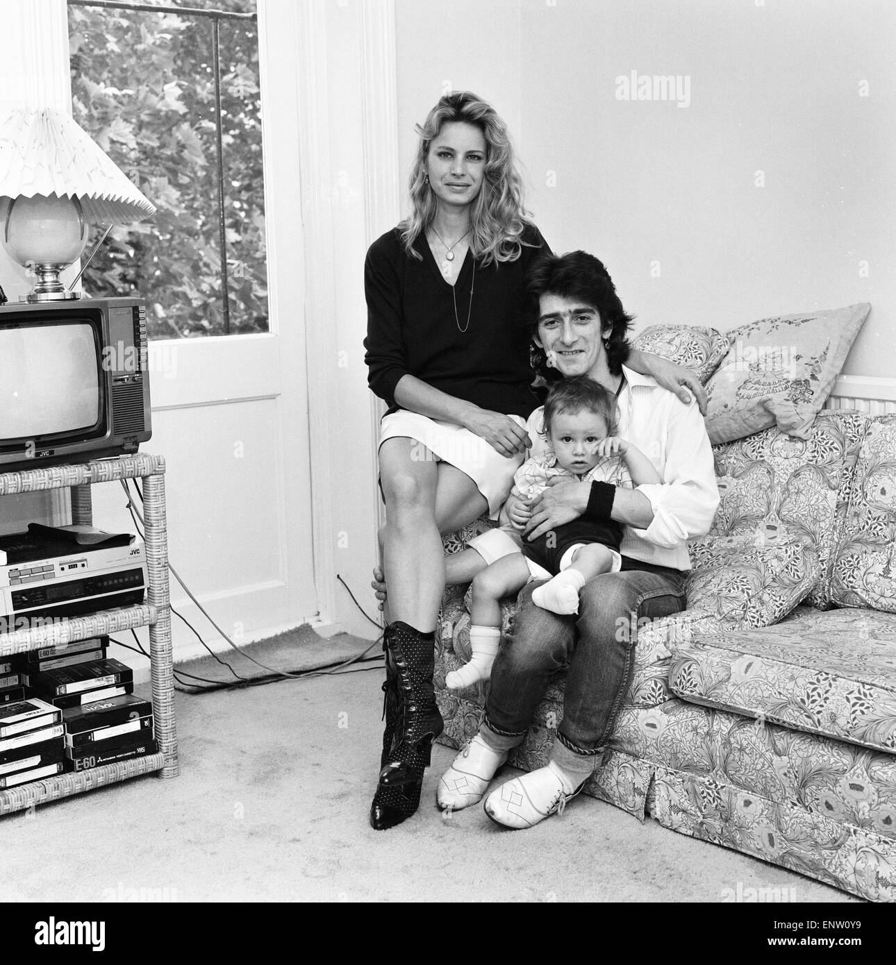 Gary Holton, l'acteur avec la famille, petite amie Susan Harrison et fils rouge, sur la photo de concert, à la maison de Londres, juillet 1984. Banque D'Images