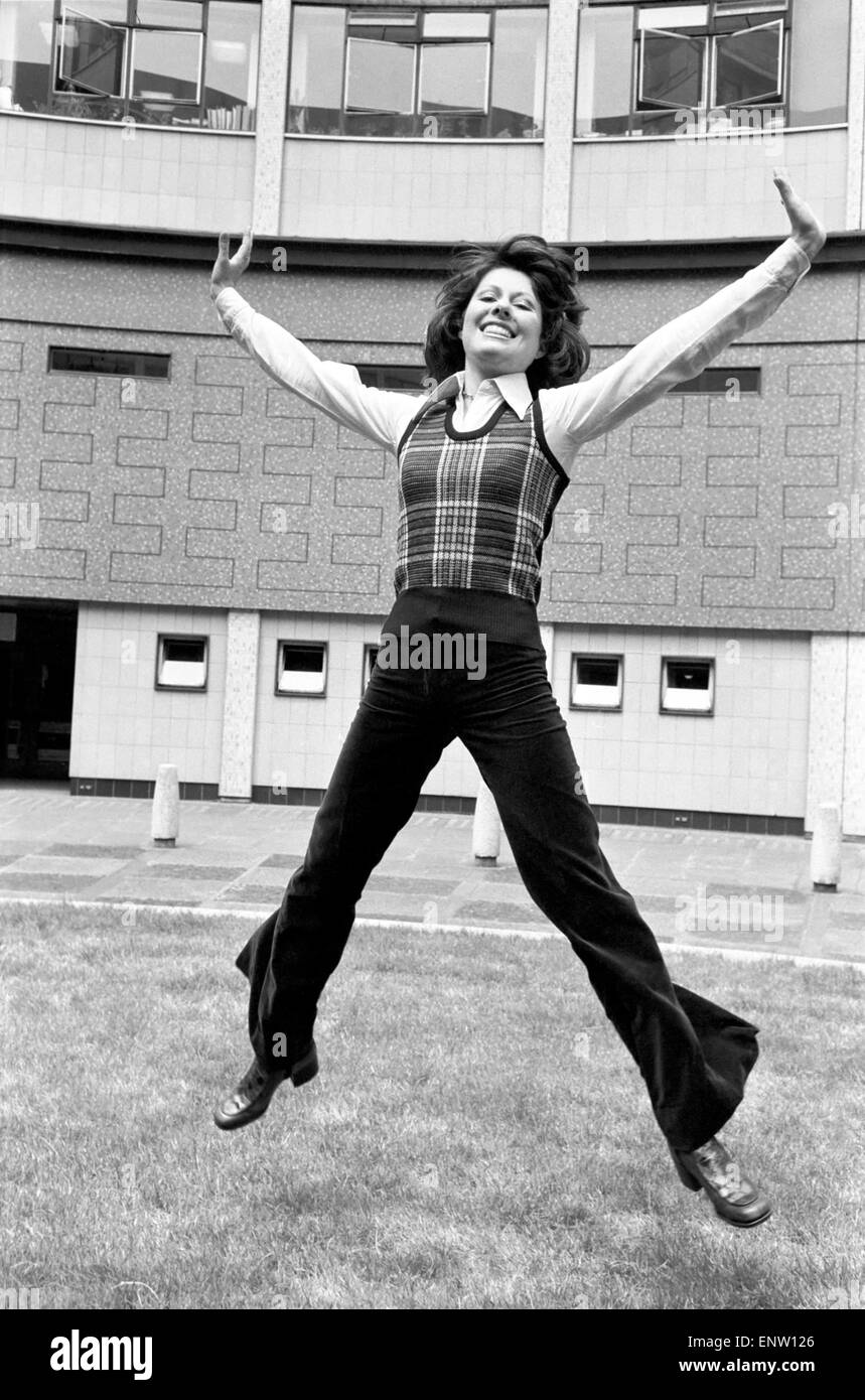 Elisabeth Sladen dans la cour de BBC Television Centre après qu'il a été annoncé qu'elle jouera à Sarah Jane Smith, un jeune journaliste sur un magazine féminin qui devient l'assistant du médecin dans la nouvelle série Doctor Who. 26 juin 1973. Banque D'Images