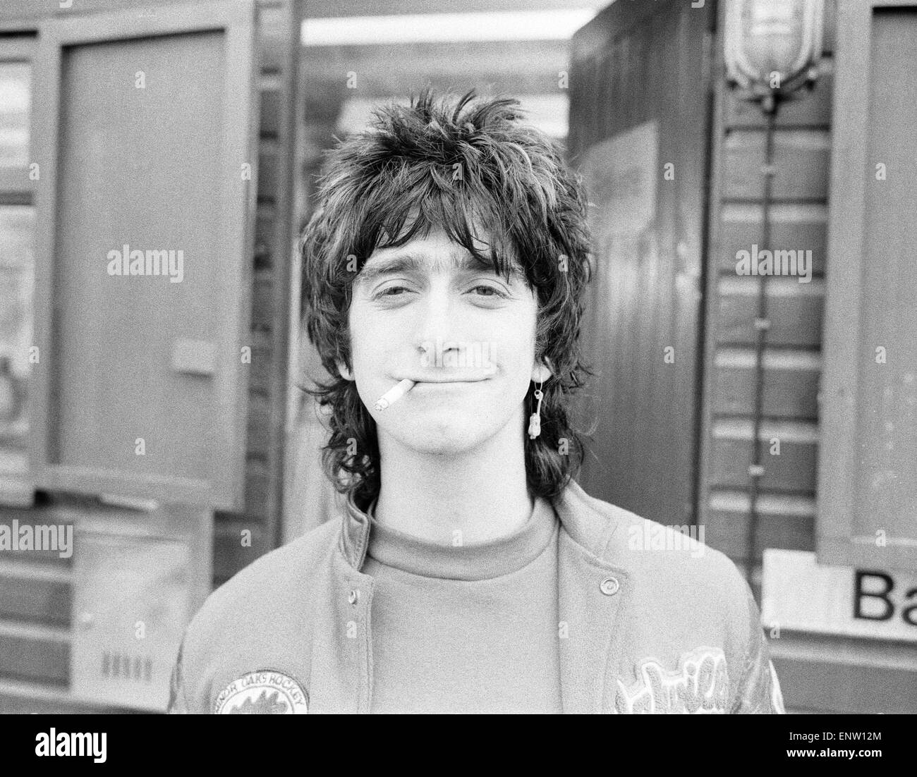 Acteur Gary Holton Auf Wiedersehen, Pet, programme de télévision d'être filmé à la télévision centrale Studios d'Elstree, octobre 1982. La série humoristique est sur une équipe de maçons britanniques travaillant en Allemagne. En Photo : l'acteur Gary Holton Banque D'Images