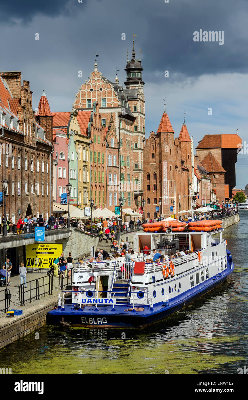 La rivière Motlawa traversier pour passagers à la vieille ville historique de Gdansk Pologne Banque D'Images