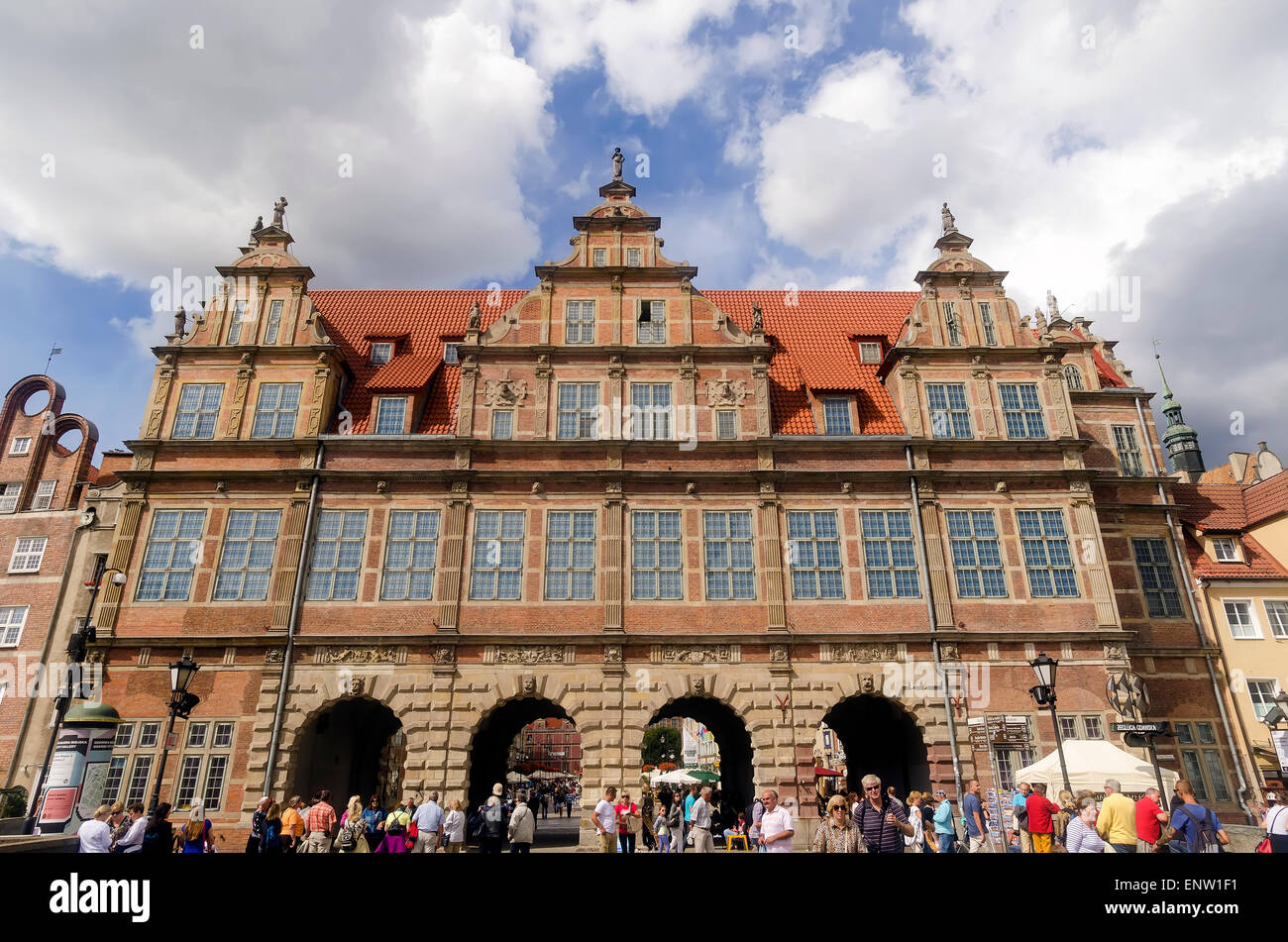 Porte verte à la fin de la rue Długi Targ (Long Market Street) la vieille ville de Gdansk Pologne Banque D'Images