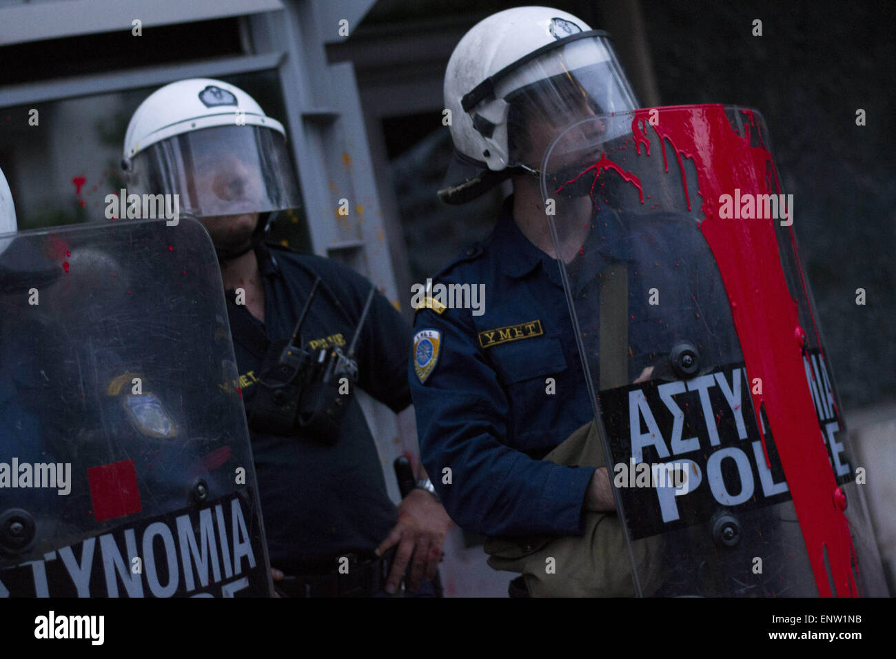 Athènes, Grèce. Le 11 mai, 2015. Les protestataires splash peinture rouge sur la police anti-émeute de l'Union européenne fixant les bureaux d'Athènes au cours d'une manifestation pour réclamer la dette et la fin de l'austérité. Credit : Nikolas Georgiou/ZUMA/ZUMAPRESS.com/Alamy fil Live News Banque D'Images