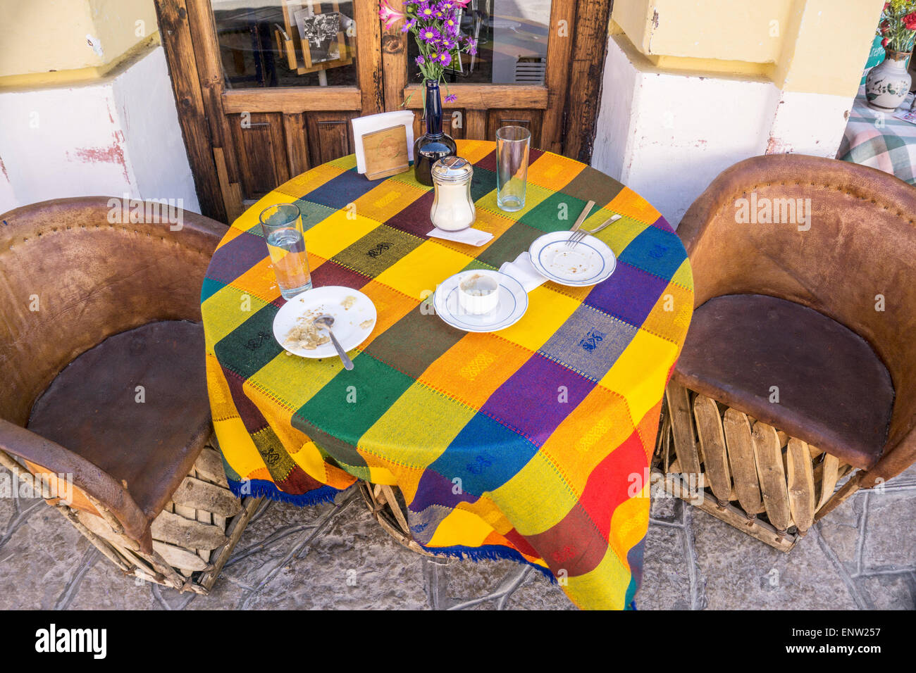2 chaises en cuir table d'extérieur avec le joli flanc cloth & nice chine holding miettes de délicieux petit-déjeuner à l'extérieur de café San Cristóbal Banque D'Images