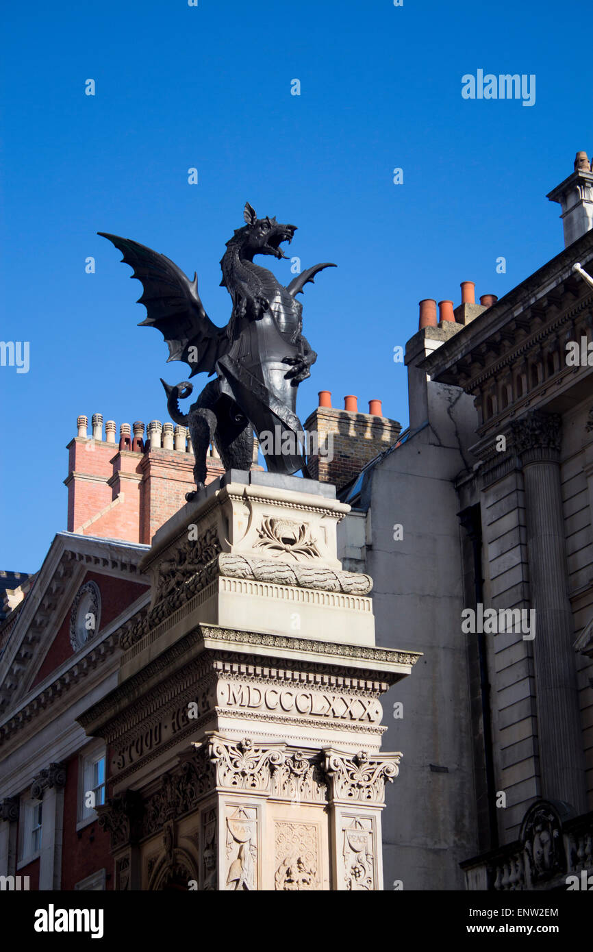 Dragon sculpture de Temple Bar à l'entrée de la rue du parc et de la ville de London England UK Banque D'Images