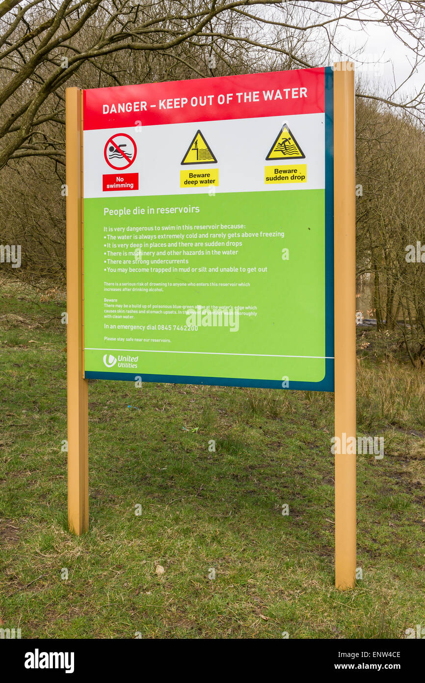 Panneau d'avertissement de danger s'amuser au parc de pays à Bolton Banque D'Images