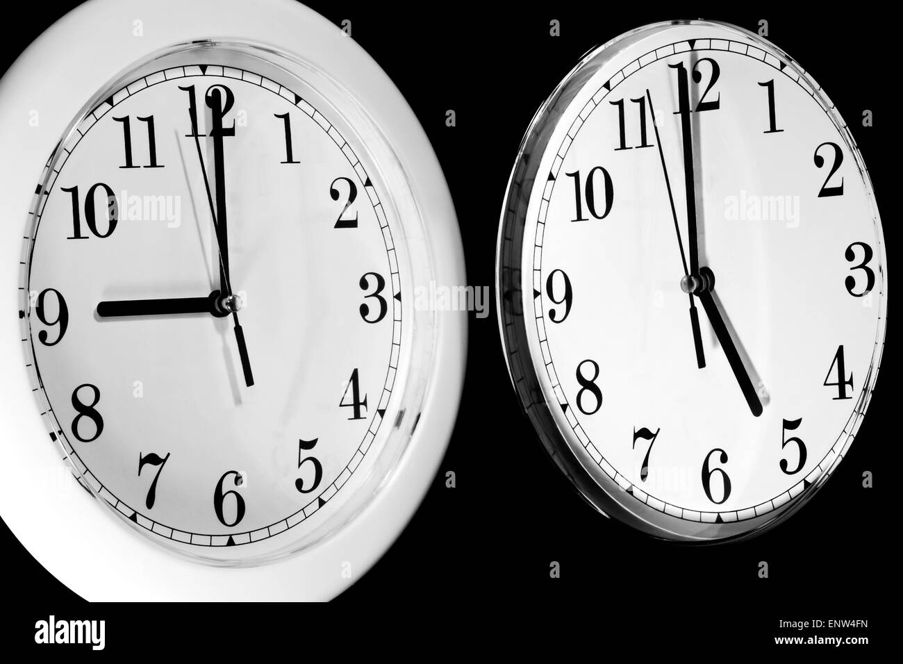 Horloge murale en noir et blanc montrant le typique 9 à 5 jours de travail sur fond noir Banque D'Images