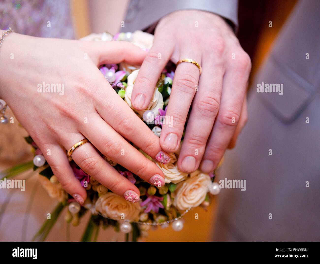 Les paumes de la mariée et se toilettent. Les anneaux de mariage. Le bouquet de mariée Banque D'Images