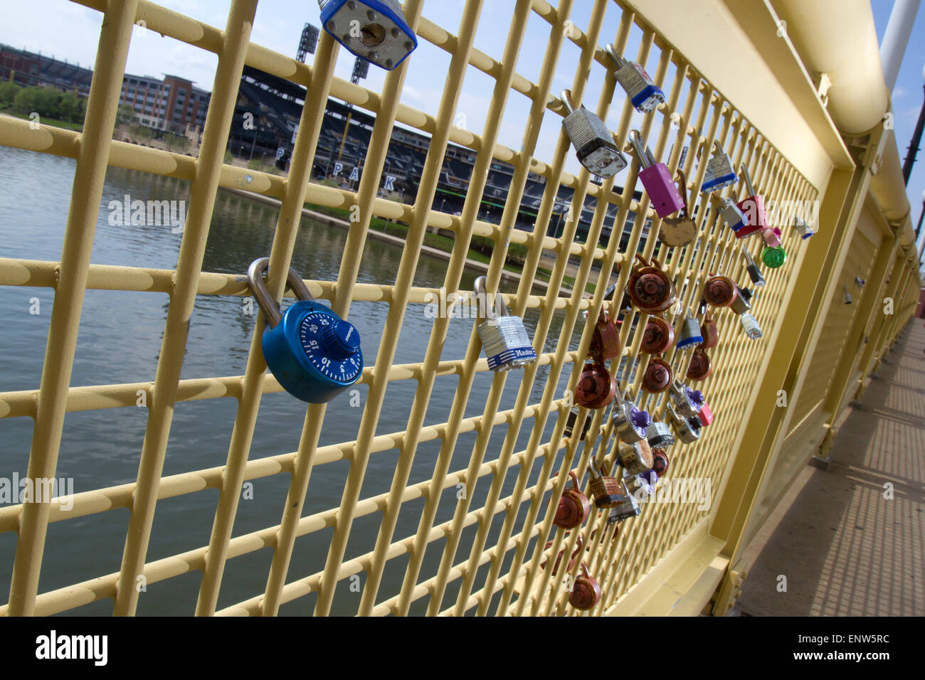 Pittsburgh, PA, USA - 5 mai 2015 : Serrures de l'amour sur main courante de Roberto Clemente Bridge avec PNC Park en arrière-plan sur Alleghe Banque D'Images