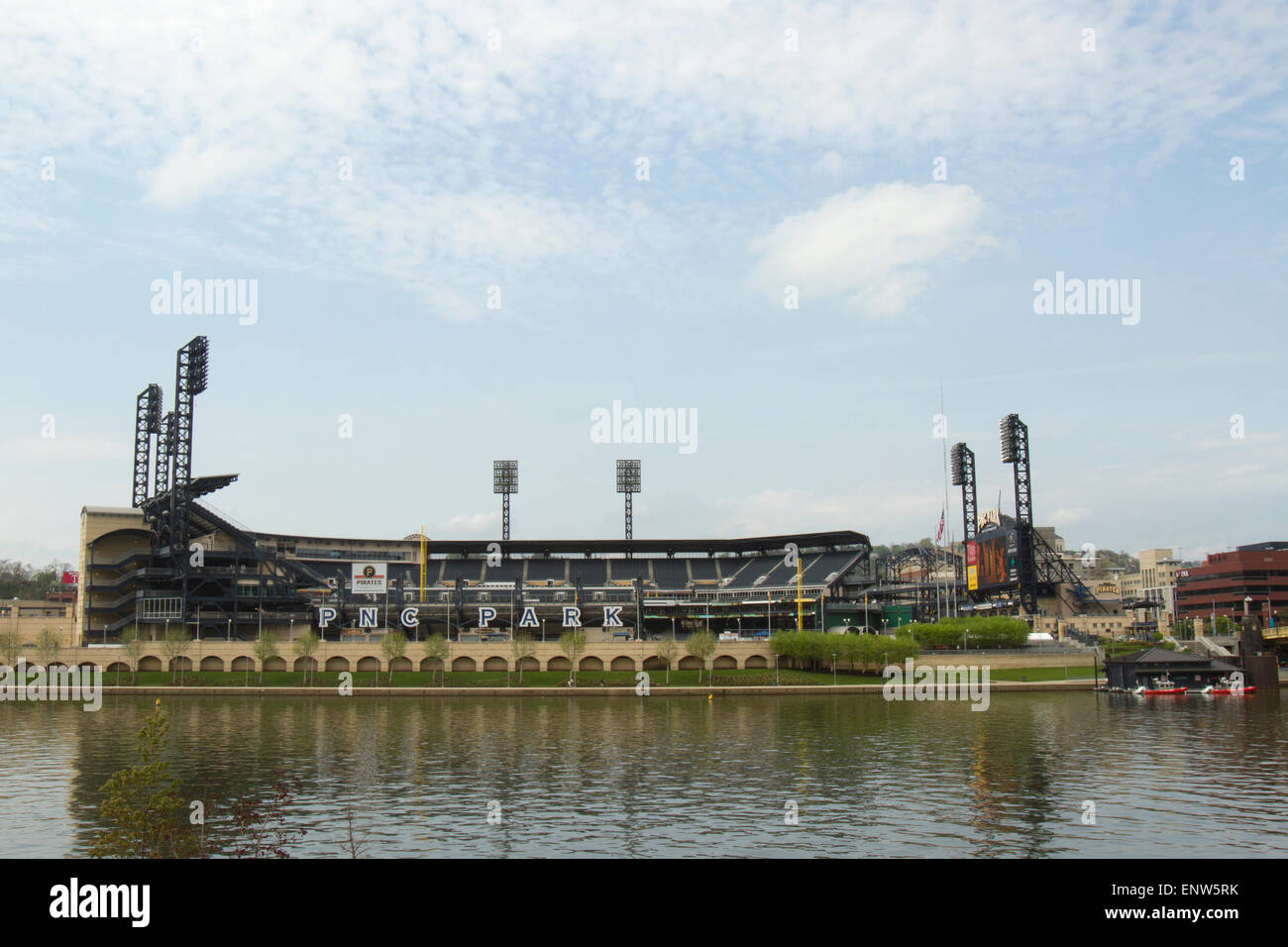 Pittsburgh, PA, USA - 5 mai 2015 : PNC Park, stade des Pirates de Pittsburgh, le long du bord de la rivière Allegheny. Banque D'Images