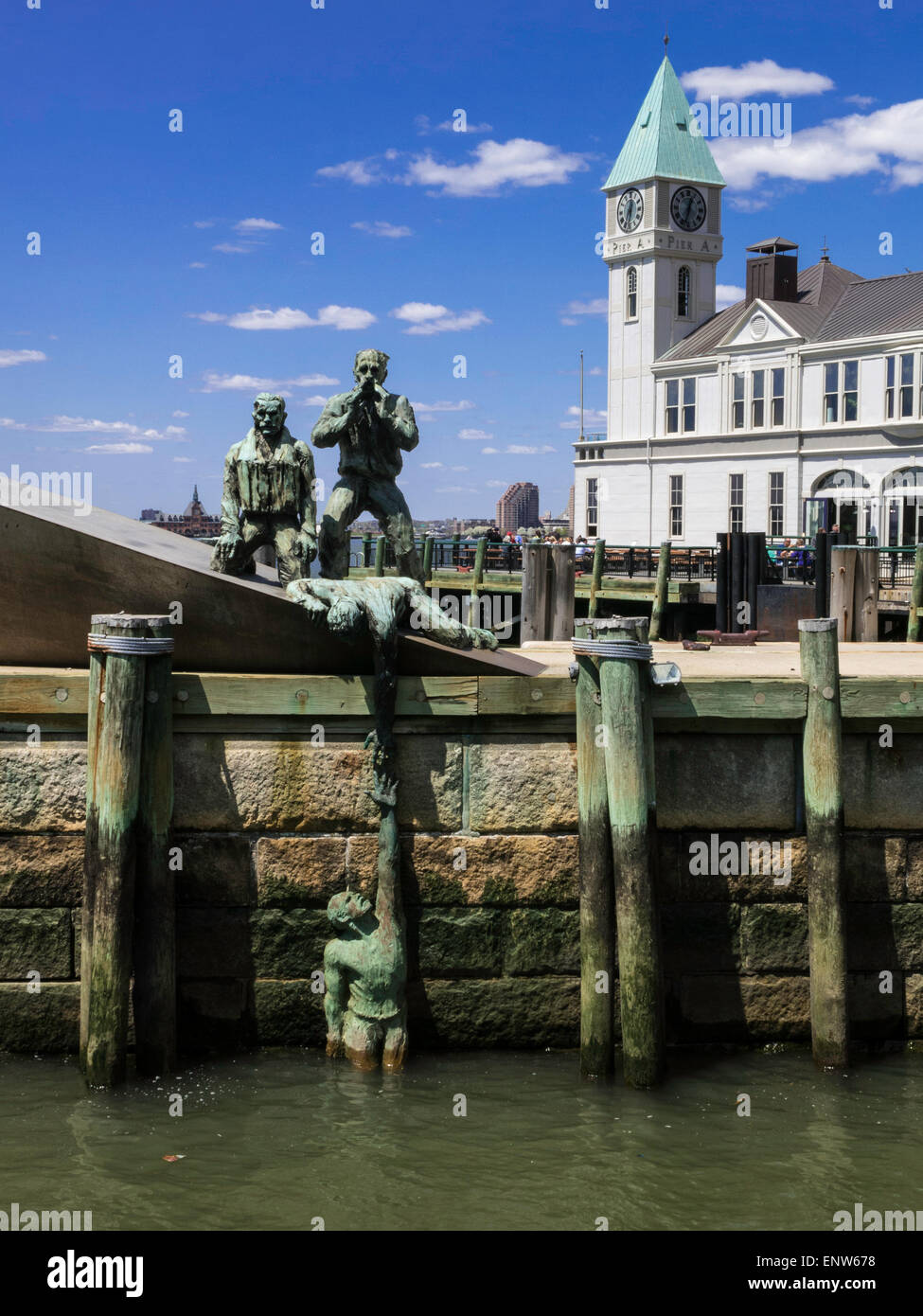 Les marins de la marine marchande américaine' Memorial avec une jetée de la ville en arrière-plan, NYC Banque D'Images