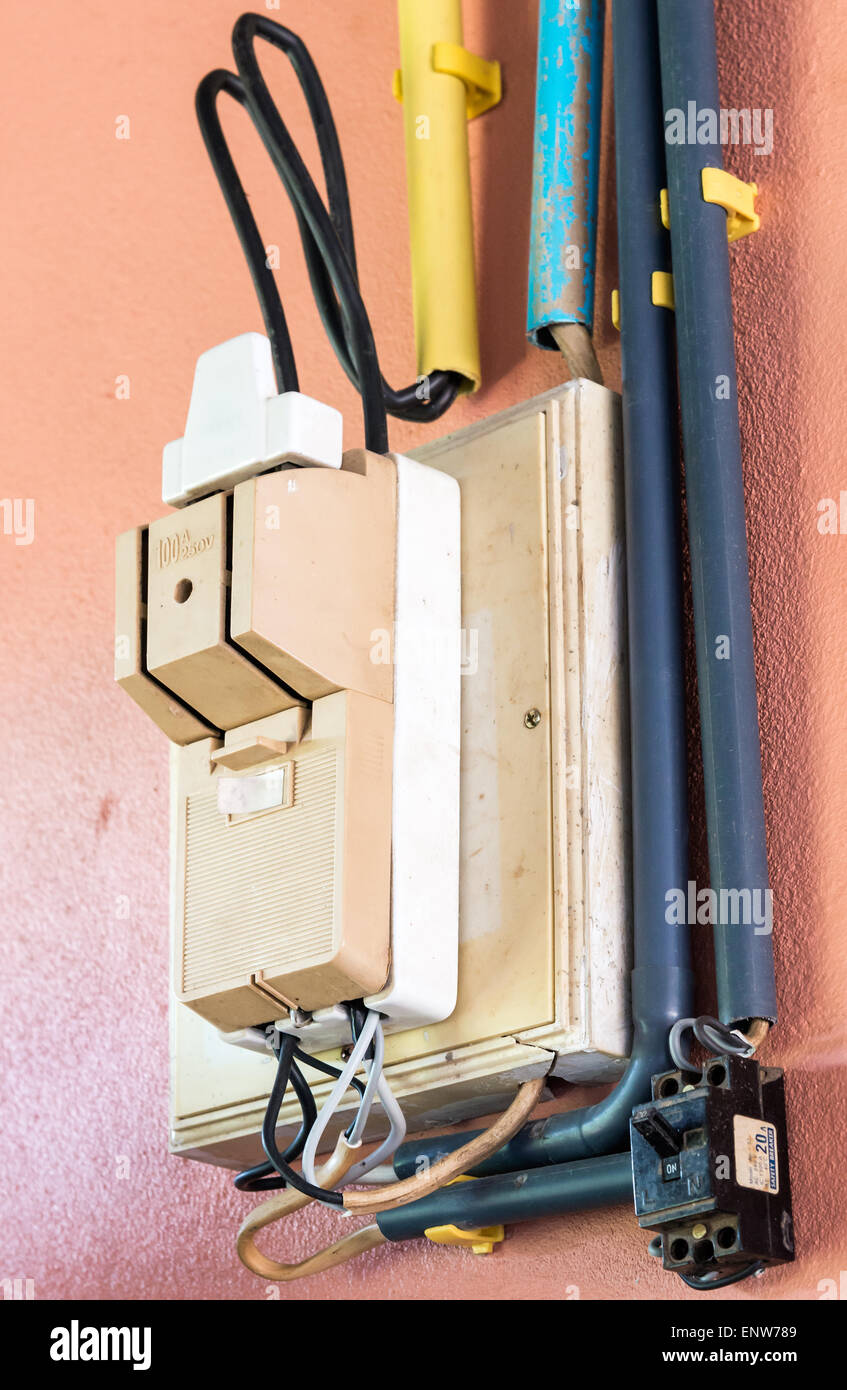 Lits 1 boîte de disjoncteurs sur le mur de maison de campagne. Banque D'Images