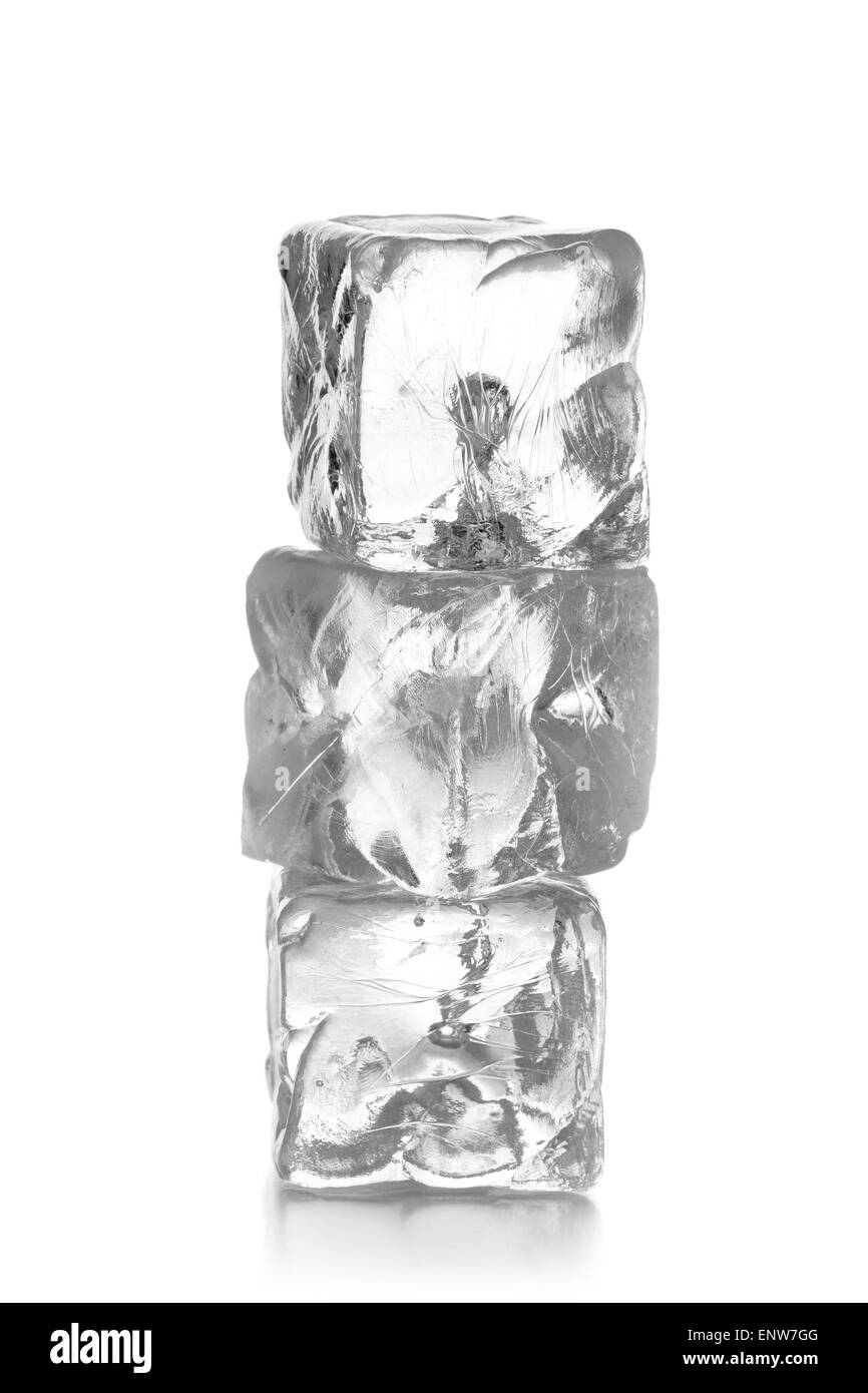 Trois cubes de glace transparentes empilées sur fond blanc Banque D'Images