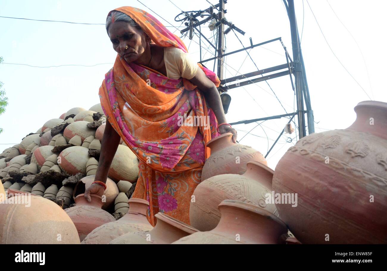 Allahabad, Inde. Le 11 mai, 2015. Allahabad : une femme potter mettre le pichet en terre sur un bhatti de la finalisation de vendre sur le marché à Allahabad sur 11-05-2015. Pichet en terre est utilisé pour garder l'eau fraîche, elle est généralement utilisée dans le famille de la classe moyenne. photo par Prabhat Kumar verma © Prabhat Kumar Verma/Pacific Press/Alamy Live News Banque D'Images