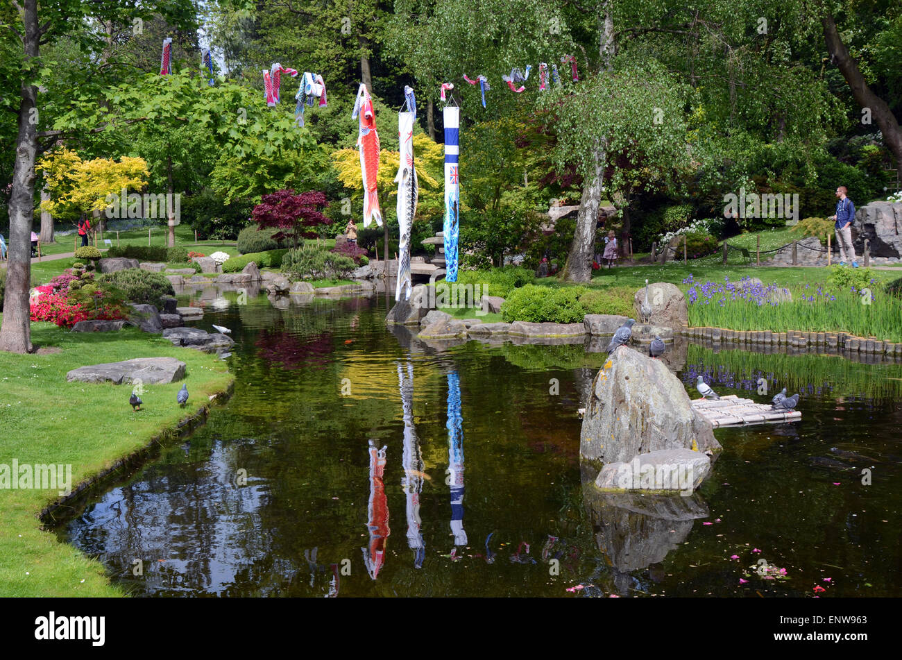 Londres, Royaume-Uni, 11 mai 2015, les gens font le plus d'une journée ensoleillée à Holland Park avec des températures atteignant 22 degrés comme un temps plus frais prévus pour le reste de la semaine. Credit : JOHNNY ARMSTEAD/Alamy Live News Banque D'Images