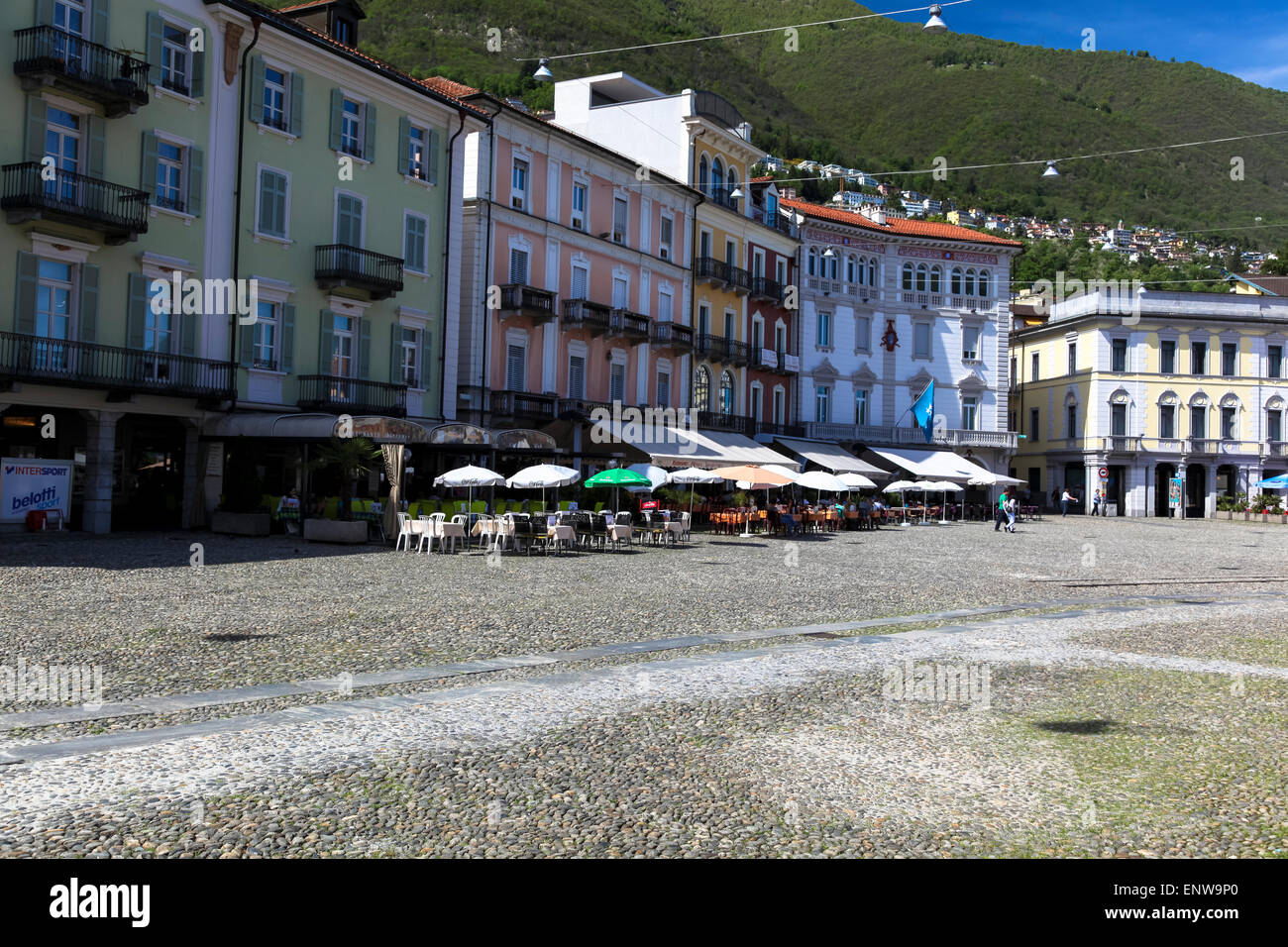 En couleurs, de la Piazza Grande de Locarno Banque D'Images