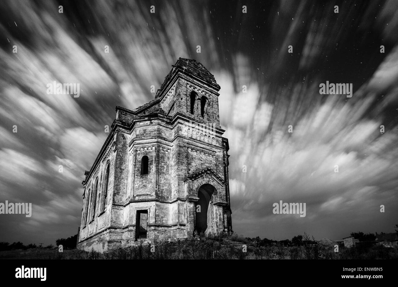 L'ancienne église de voler dans les nuages orageux background Banque D'Images