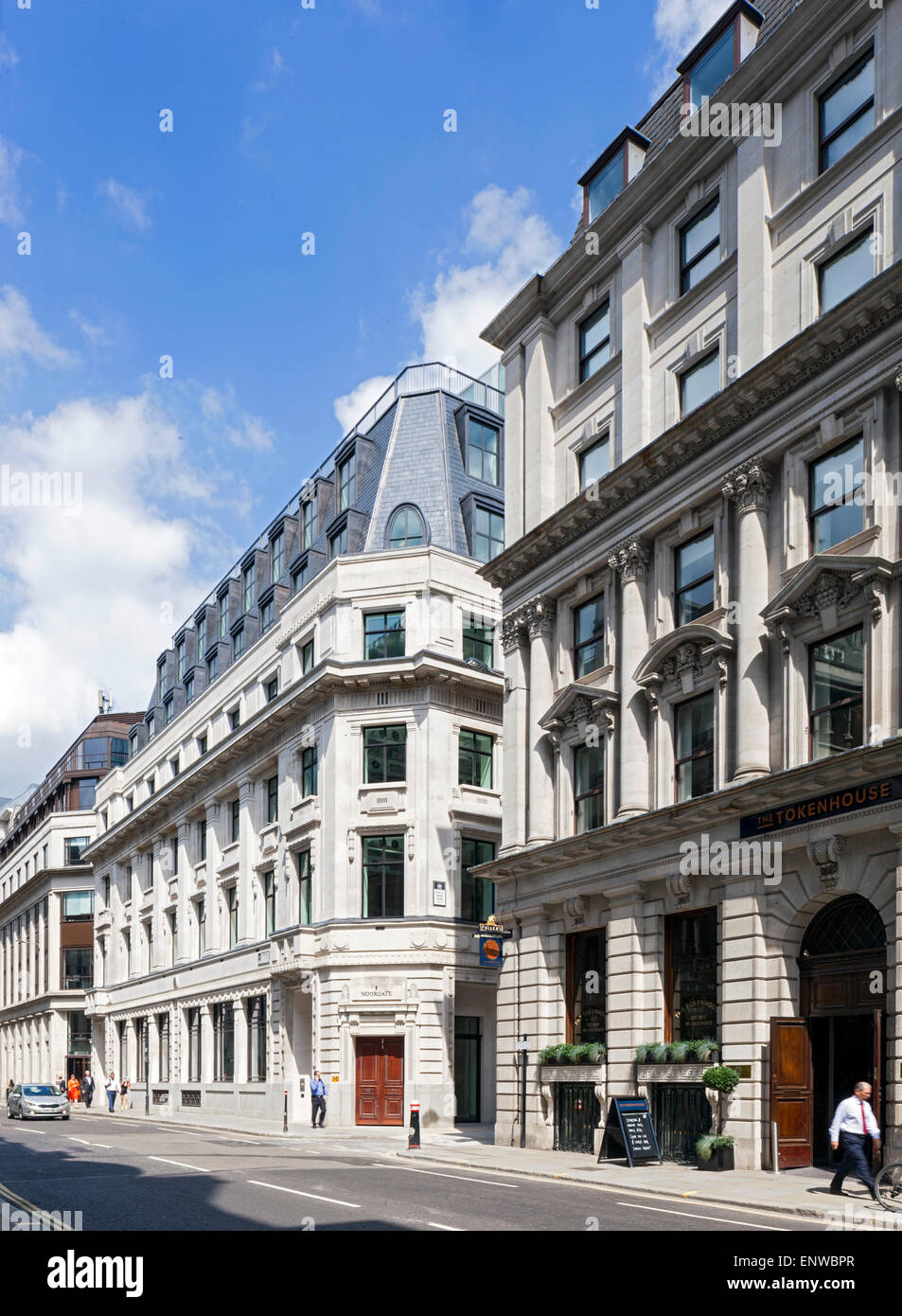 Moorgate elevation avec les bâtiments adjacents. 8-10 Moorgate, Londres, Royaume-Uni. Architecte : Alliés et Morrison, 2014. Banque D'Images