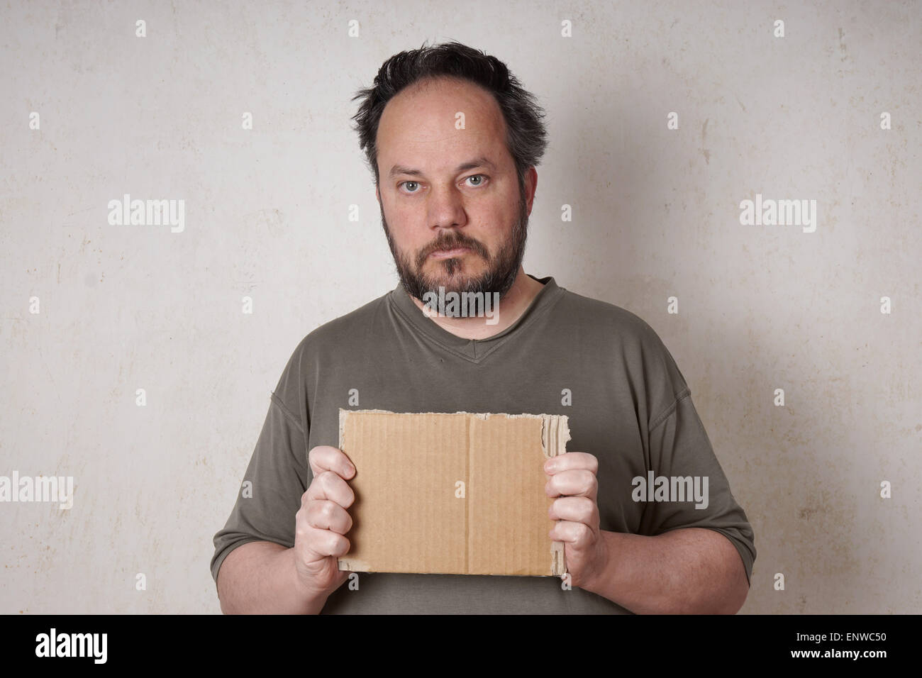 Scruffy man holding sign Banque D'Images